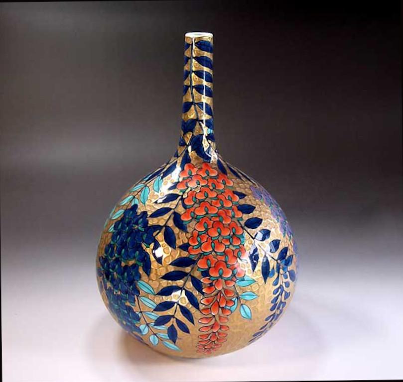 Exquisite zeitgenössische, signierte dekorative Porzellanvase mit Grübchen, ein atemberaubendes Stück, vergoldet und handbemalt von einem hoch angesehenen Porzellankünstler aus der japanischen Region Imari-Arita. Der Künstler erhielt zahlreiche