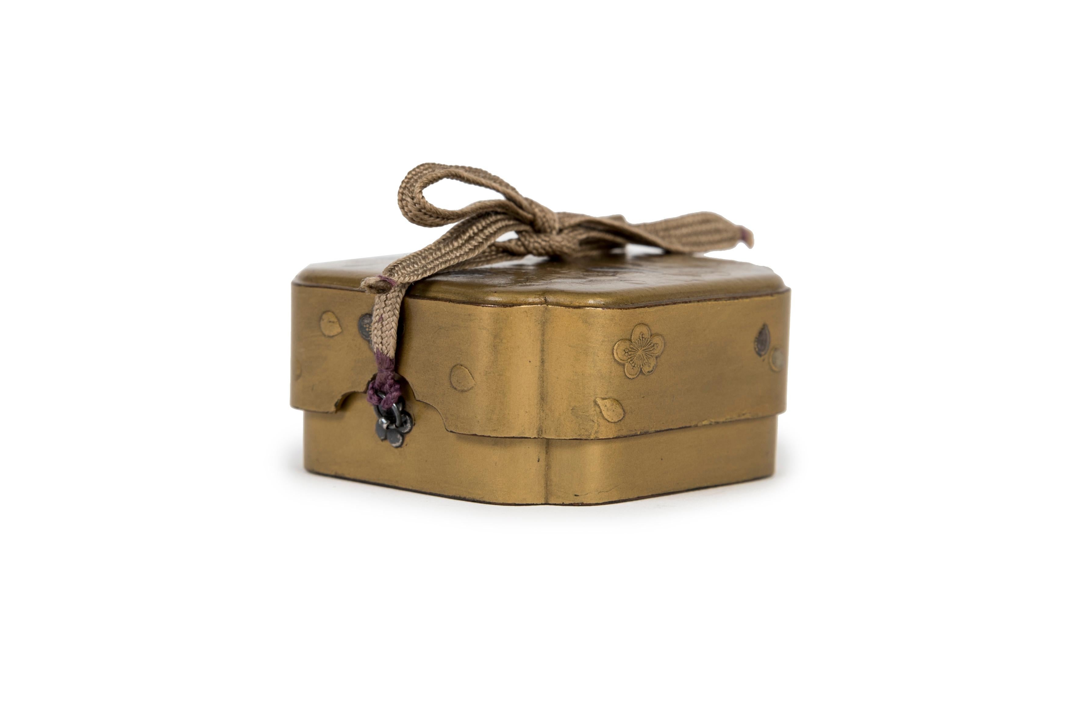 Viereckige Kobako-Schachtel mit Blumendekor in Gold und blauem Lack mit Aogai-Einlage. Deckel und Seiten in Fundame-Lack, Unterseite und Innenseite in Nashi-ji-Lack. Im Inneren befindet sich ein herausnehmbares Tablett mit goldenen Fundamenträndern.