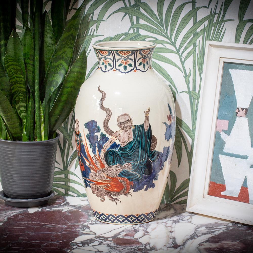 Dipinto con la tavolozza Gosu Blu Imperiale 

Dalla nostra collezione di Satsuma giapponesi, siamo lieti di presentarti questo vaso Satsuma blu Gosu di buone dimensioni 薩摩. Il vaso è in terracotta con un corpo largo e un collo corto, decorato in blu