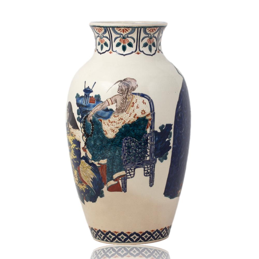 Fatto a mano Vaso giapponese in Satsuma blu Gosu con figure Rakan, periodo Meiji in vendita