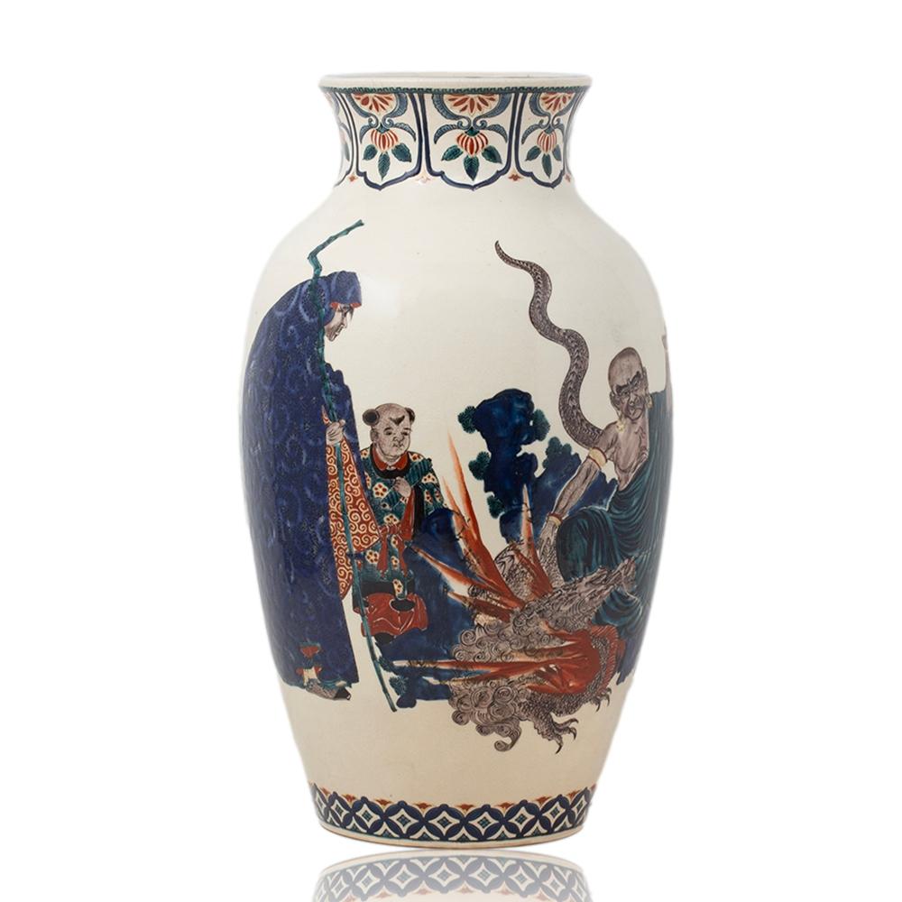 XIX secolo Vaso giapponese in Satsuma blu Gosu con figure Rakan, periodo Meiji in vendita