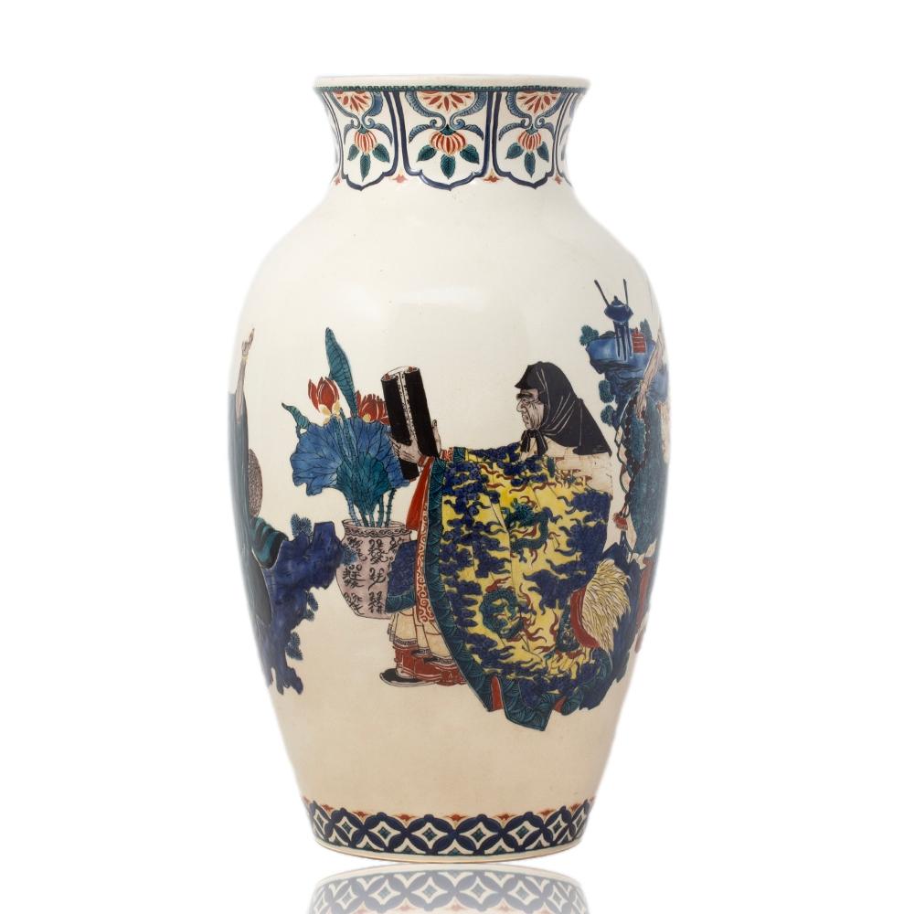 Ceramica Vaso giapponese in Satsuma blu Gosu con figure Rakan, periodo Meiji in vendita