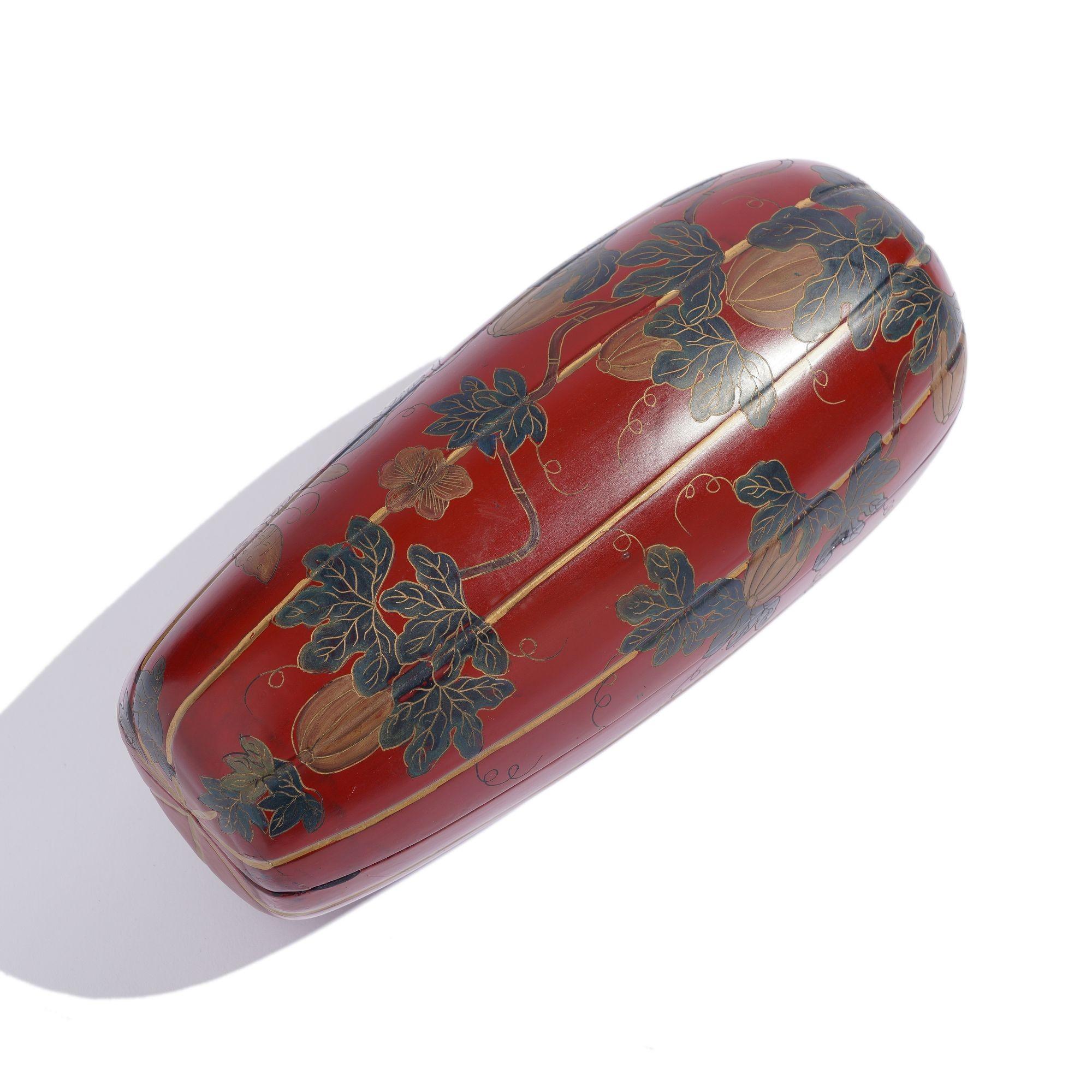 Japanese gourd form Maki-e red lacquered box In Good Condition For Sale In Kenilworth, IL