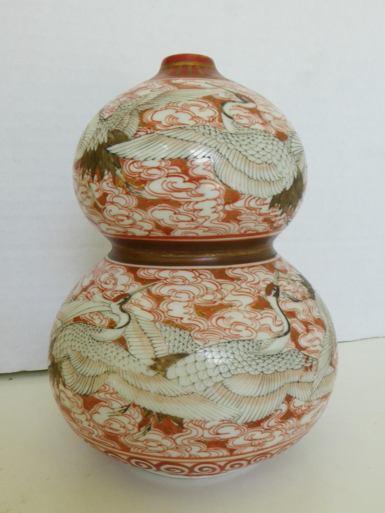 Japanese Gourd Shape Kutani Ceramic Vase with Cranes Decoration 1940s  For Sale 3