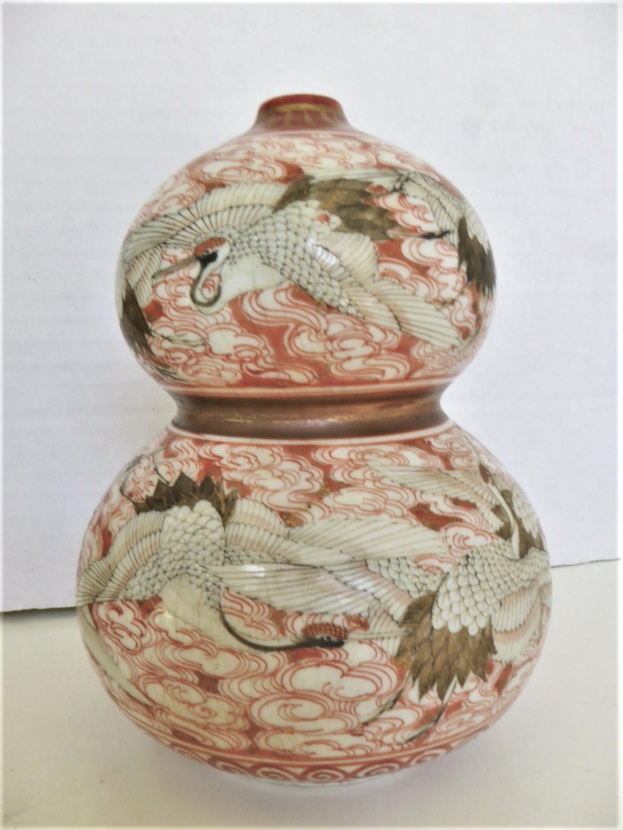 Japanese Gourd Shape Kutani Ceramic Vase with Cranes Decoration 1940s  For Sale 4