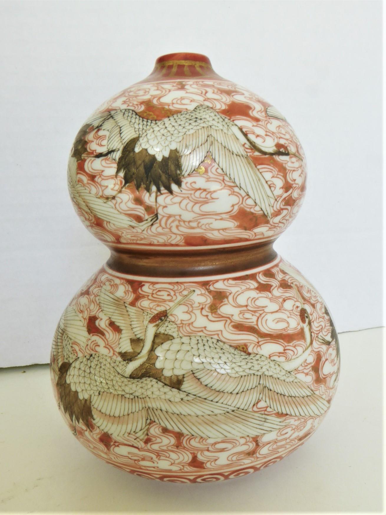 Japanese Gourd Shape Kutani Ceramic Vase with Cranes Decoration 1940s  For Sale 5