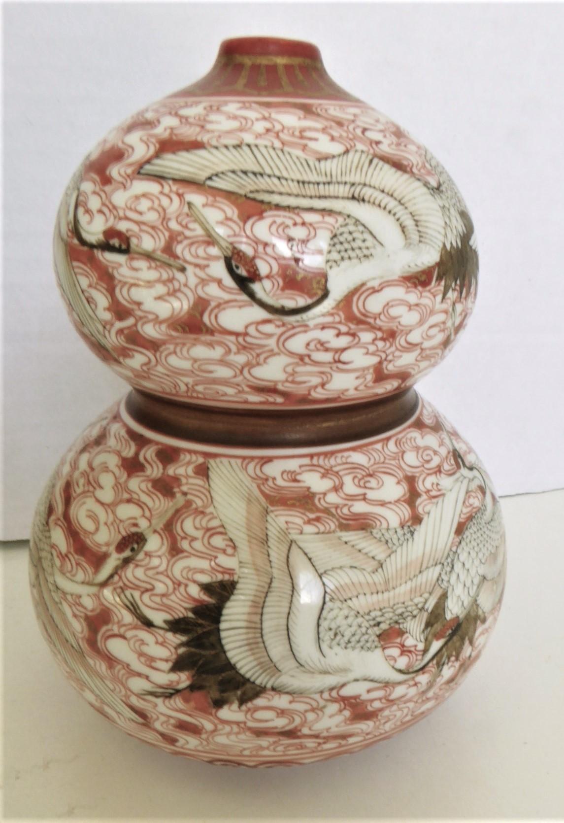 Japanese Gourd Shape Kutani Ceramic Vase with Cranes Decoration 1940s  For Sale 6
