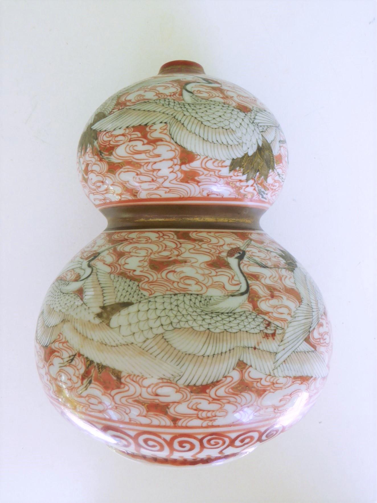 Milieu du XXe siècle Vase en céramique japonaise Kutani en forme de gourde avec décoration de grues, années 1940  en vente