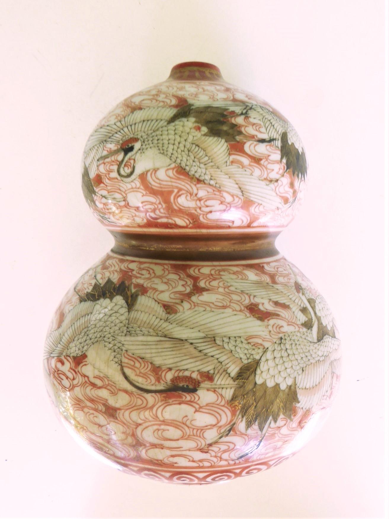 Mid-20th Century Japanese Gourd Shape Kutani Ceramic Vase with Cranes Decoration 1940s  For Sale