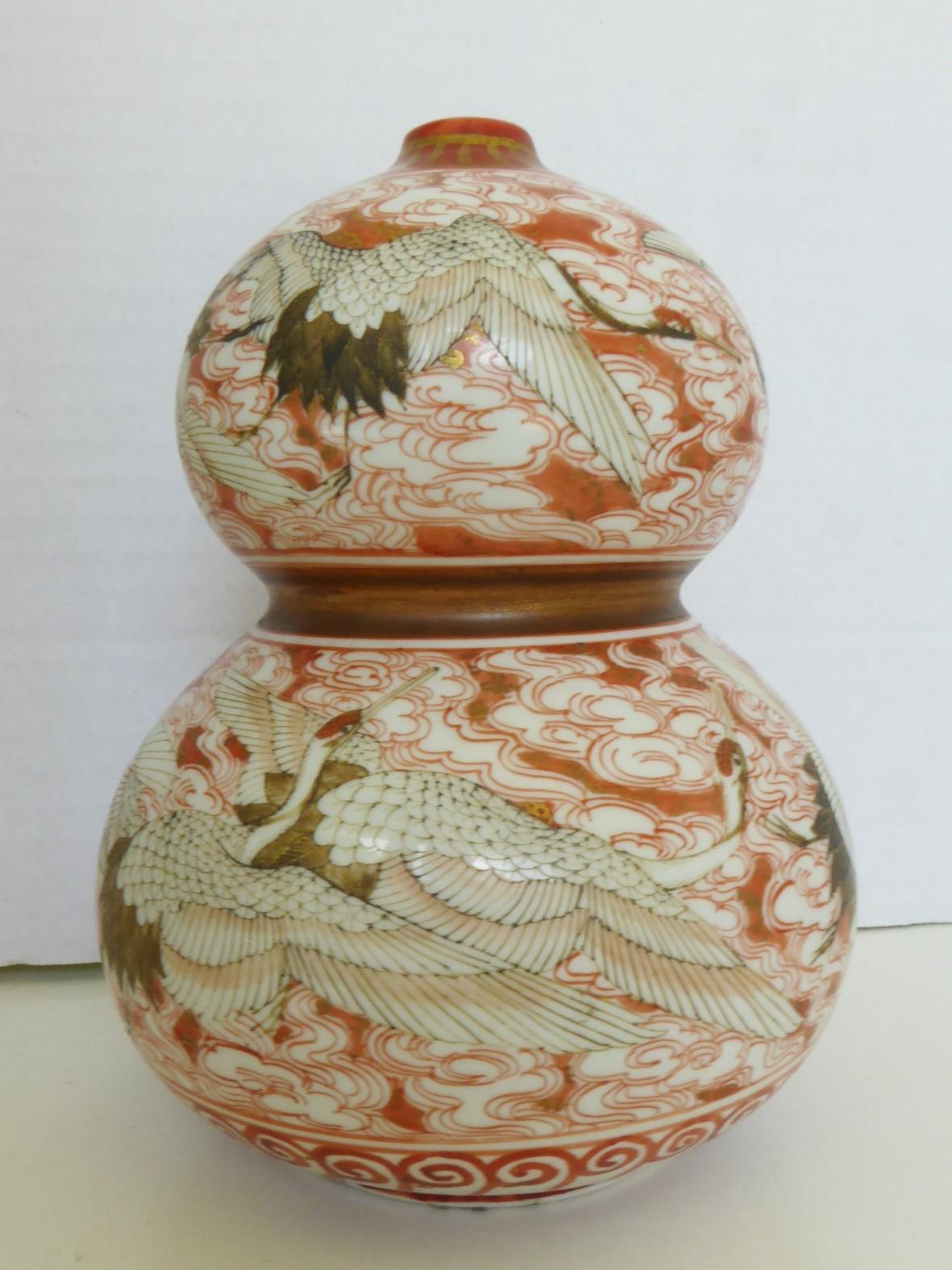 Japanese Gourd Shape Kutani Ceramic Vase with Cranes Decoration 1940s  For Sale 1