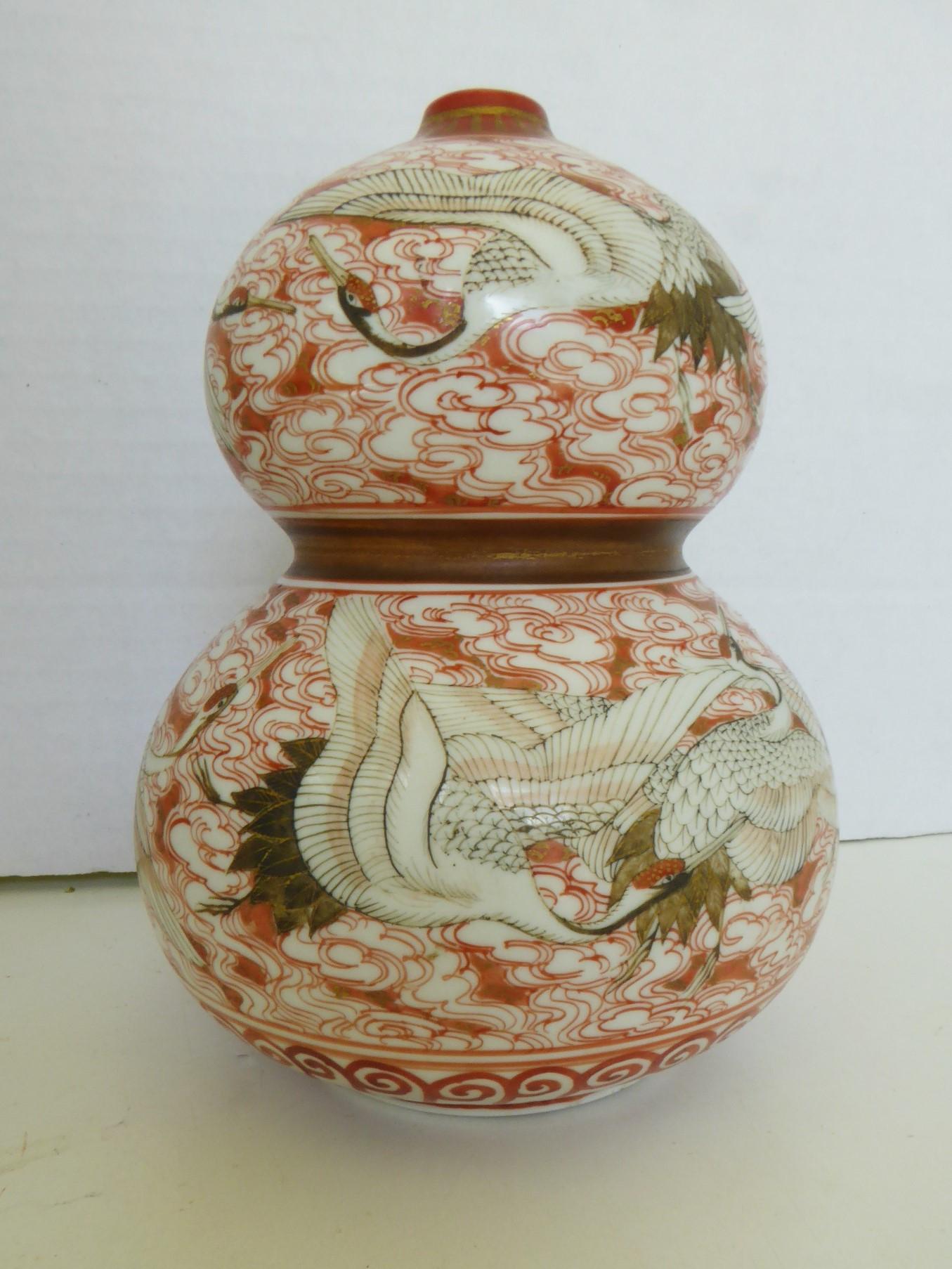 Japanese Gourd Shape Kutani Ceramic Vase with Cranes Decoration 1940s  For Sale 2