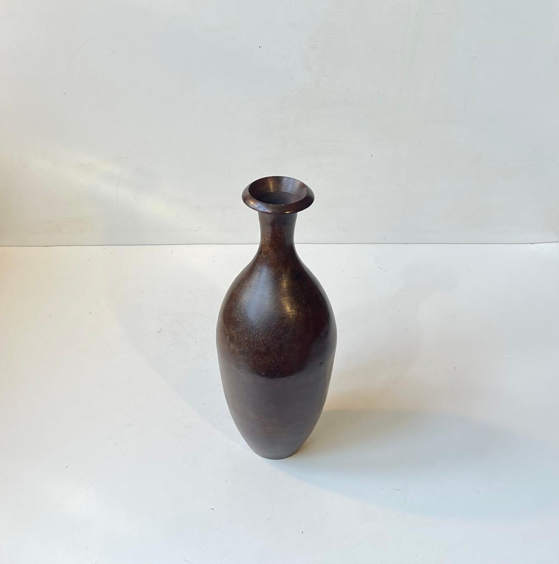 An early 20th century (presumably Showa Period, Japan) gourd vase in patinated bronze. Deep brown/red patina and cast with beautiful organic curves. It was presumably made in Japan circa 1930-40. Measurements: H: 27 cm, D: 12/6 cm (mid/top)