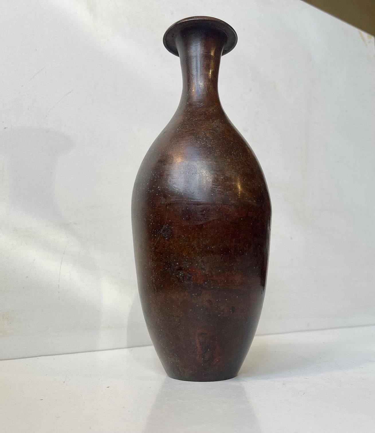 Showa Japanese Gourd Vase in Patinated Bronze For Sale