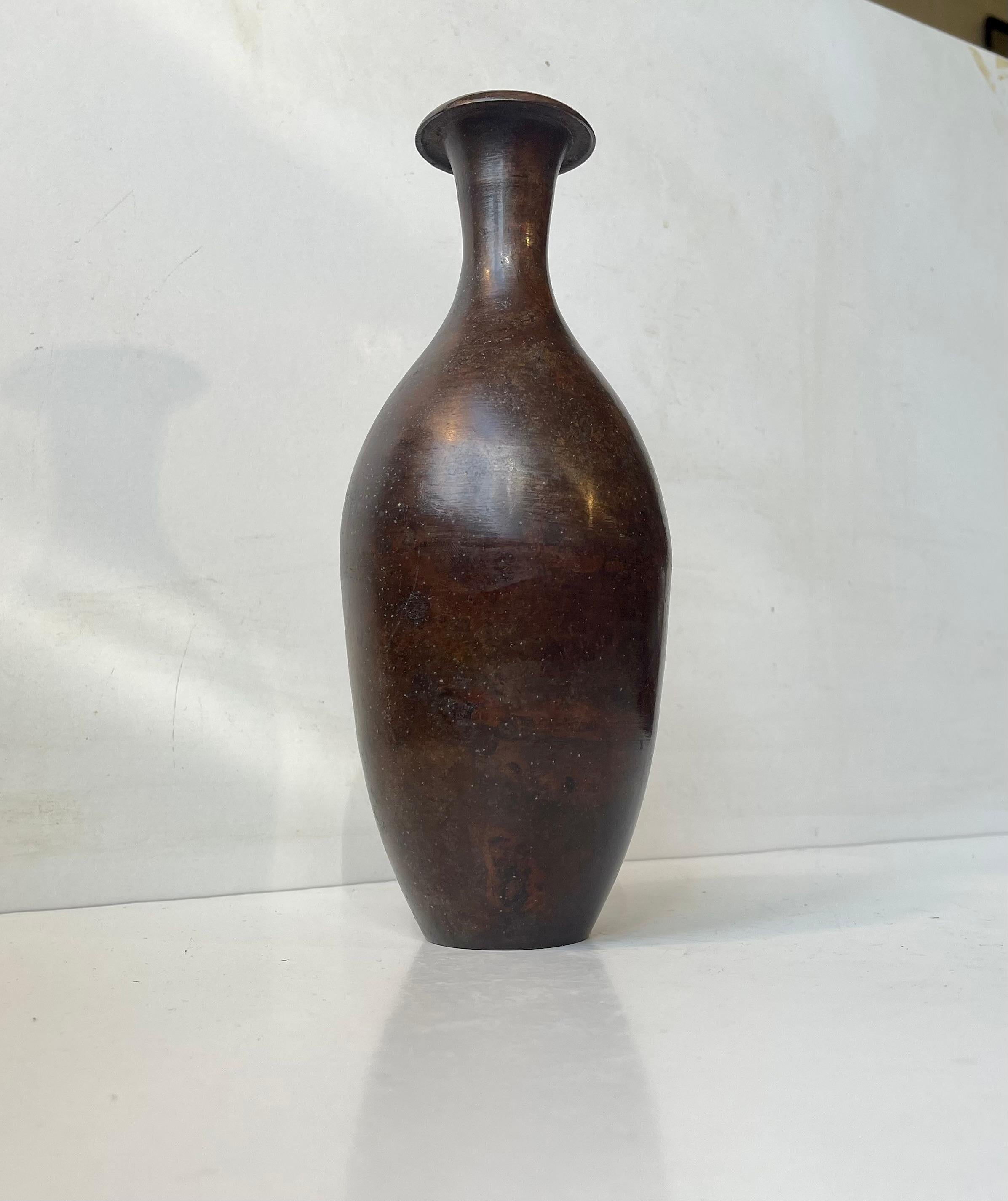 20th Century Japanese Gourd Vase in Patinated Bronze For Sale