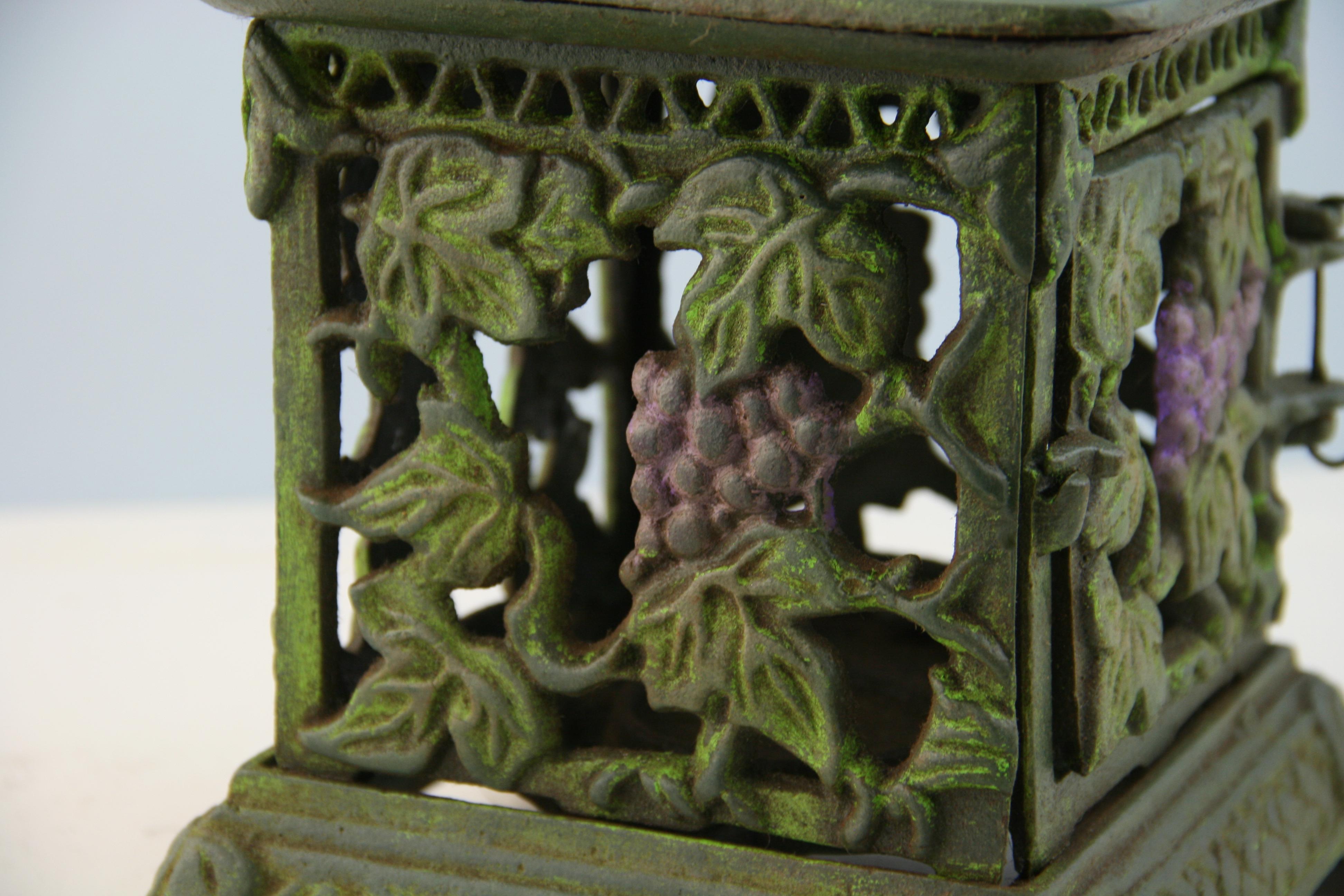 Japanese Hand Painted Grapes and Leaves Garden Lighting Lantern In Good Condition For Sale In Douglas Manor, NY