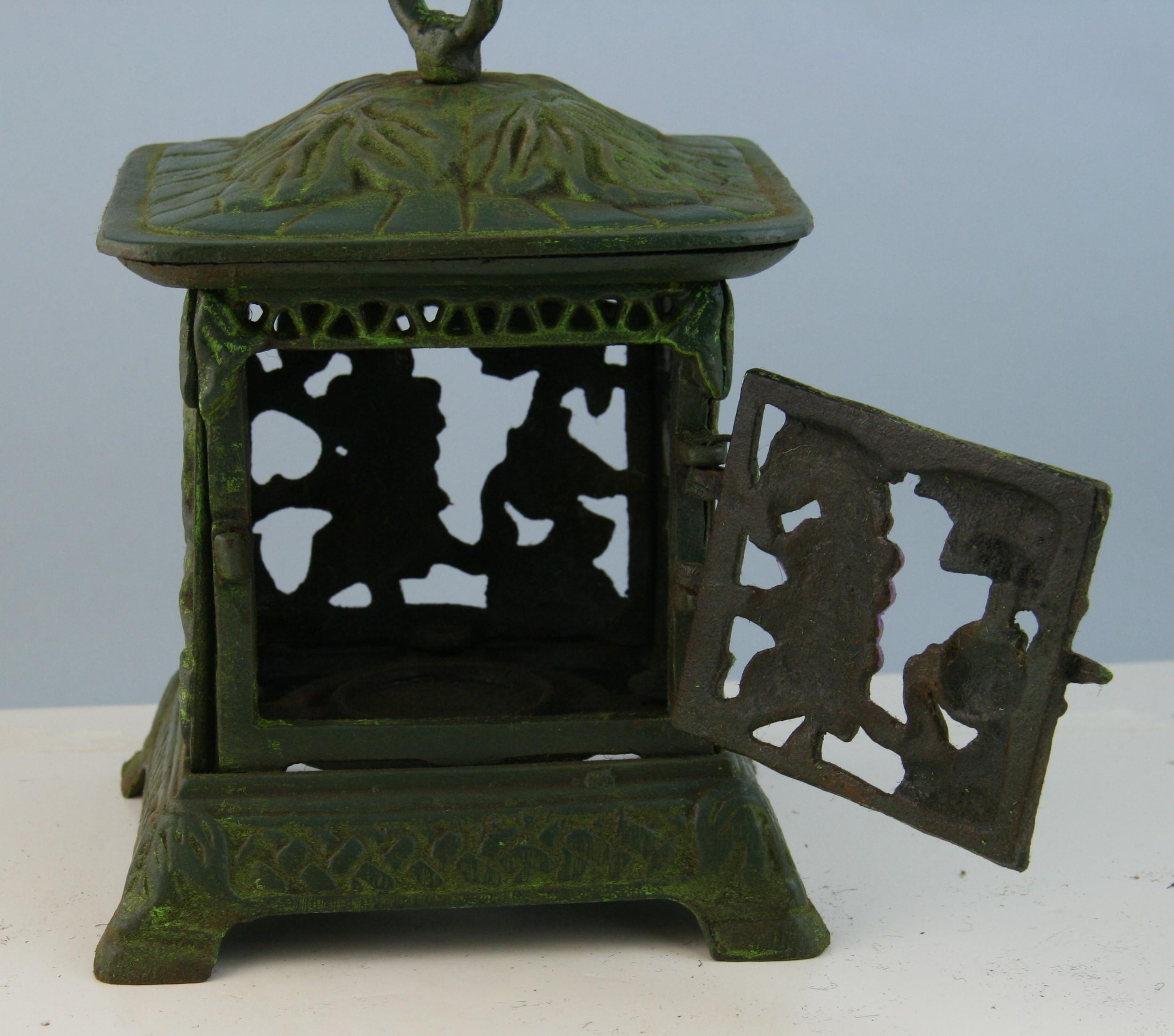 Japanese Hand Painted Grapes and Leaves Garden Lighting Lantern For Sale 3