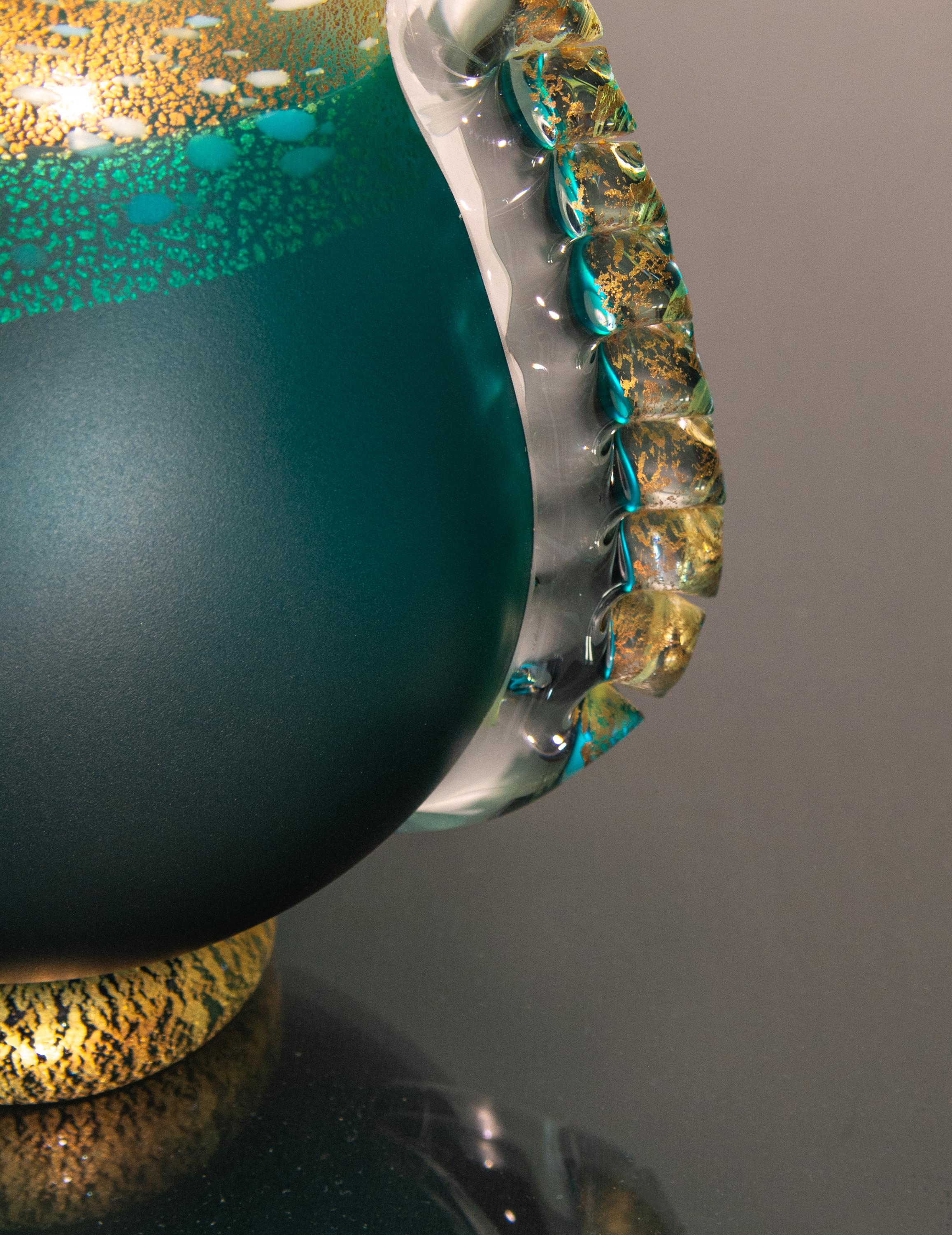 Eine schöne japanische Vase aus grünem Kunstglas von Kuniaki Kuroki. Vom Künstler auf dem Sockel signiert. Heisei-Zeit. 1990's.

Einer der führenden Glaskünstler und Pioniere Japans. Kuroki wurde mit zahlreichen japanischen und internationalen