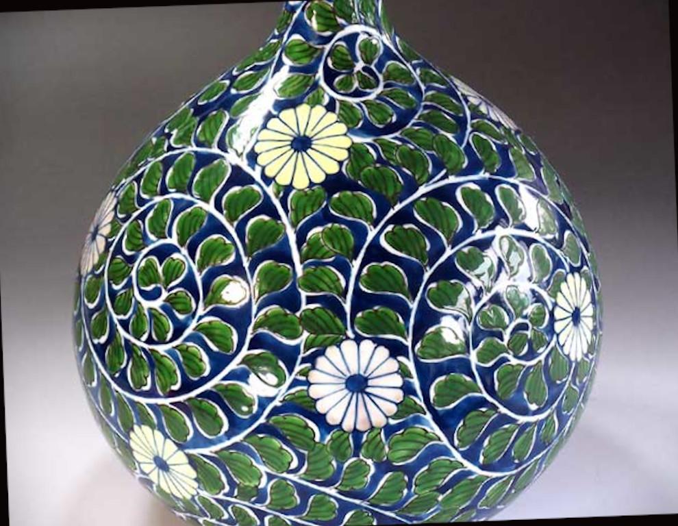 Vase contemporain japonais en porcelaine décorative, peint à la main en vert sur un joli corps en forme de bouteille, une œuvre signée par un maître porcelainier très réputé de la région d'Imari-Arita au Japon. Cet artiste a reçu de nombreux prix