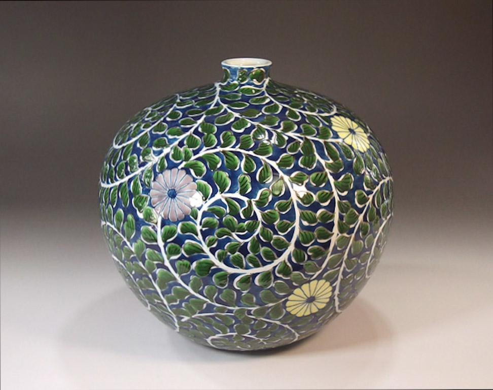 Japanese Green Blue Porcelain Vase by Contemporary Master Artist In New Condition For Sale In Takarazuka, JP