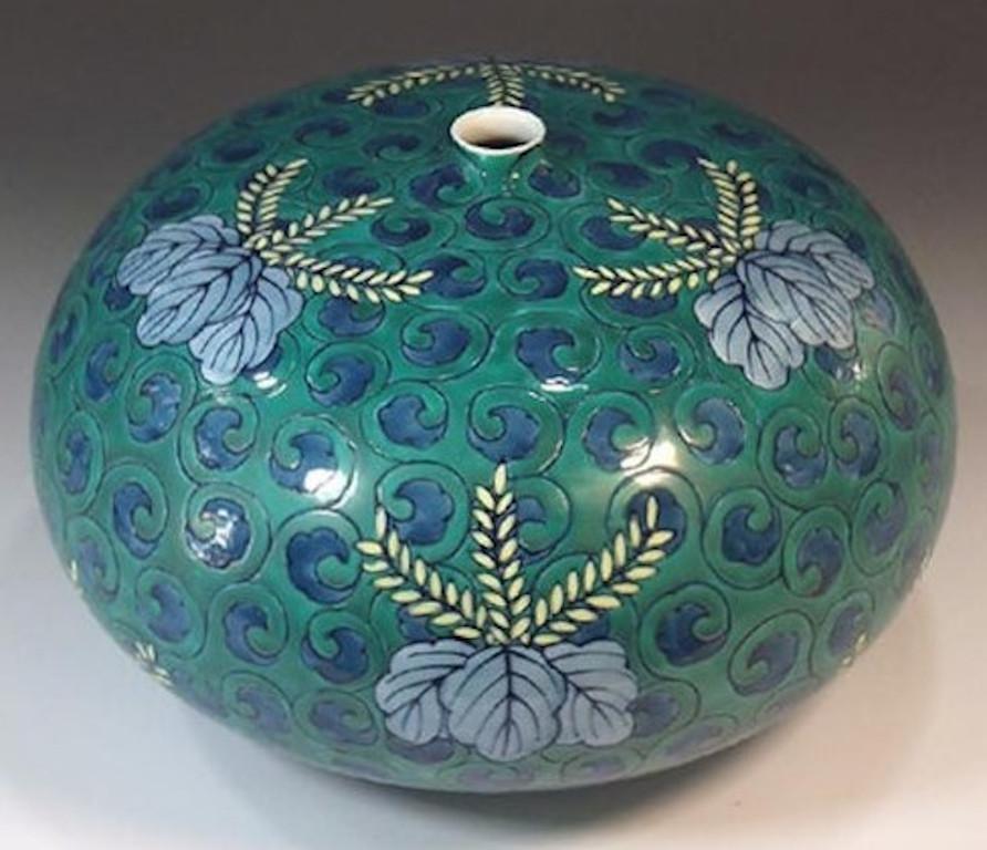 Vase en porcelaine décoratif japonais contemporain, peint à la main en vert et bleu, dans un corps de porcelaine de forme ronde dans un étonnant motif 