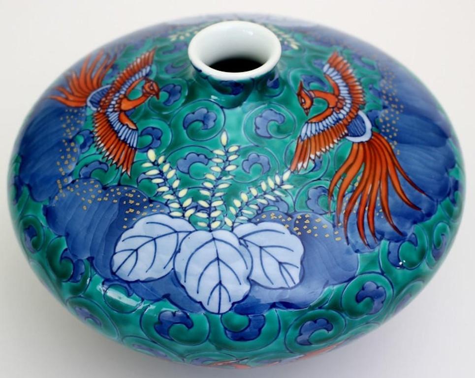 Peint à la main Vase en porcelaine verte japonaise par un maître artiste contemporain en vente