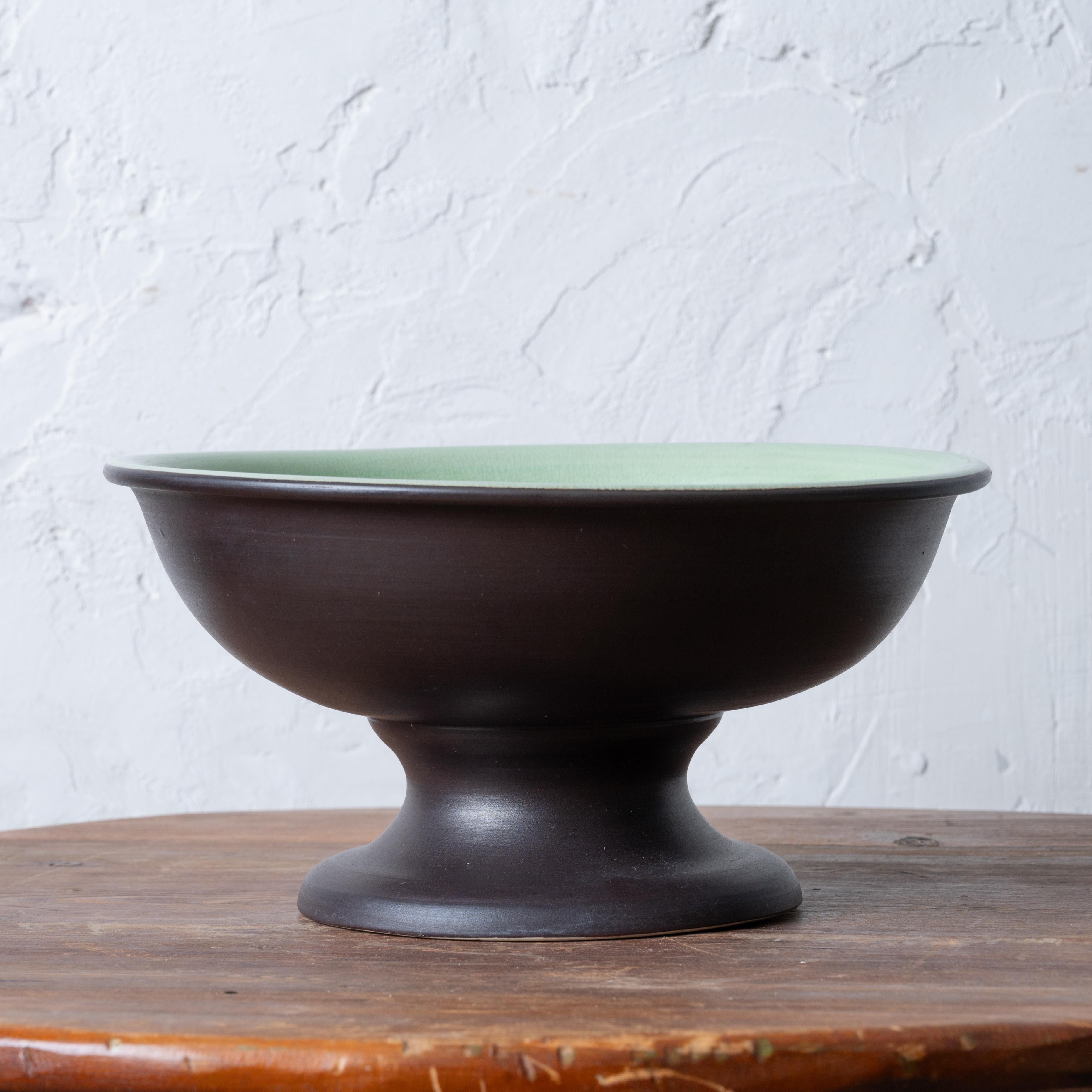 Cuenco con pie de gres japonés esmaltado en verde craquelado, mediados del siglo XX. 



11 pulgadas de ancho por 5 ¾ pulgadas de alto 




