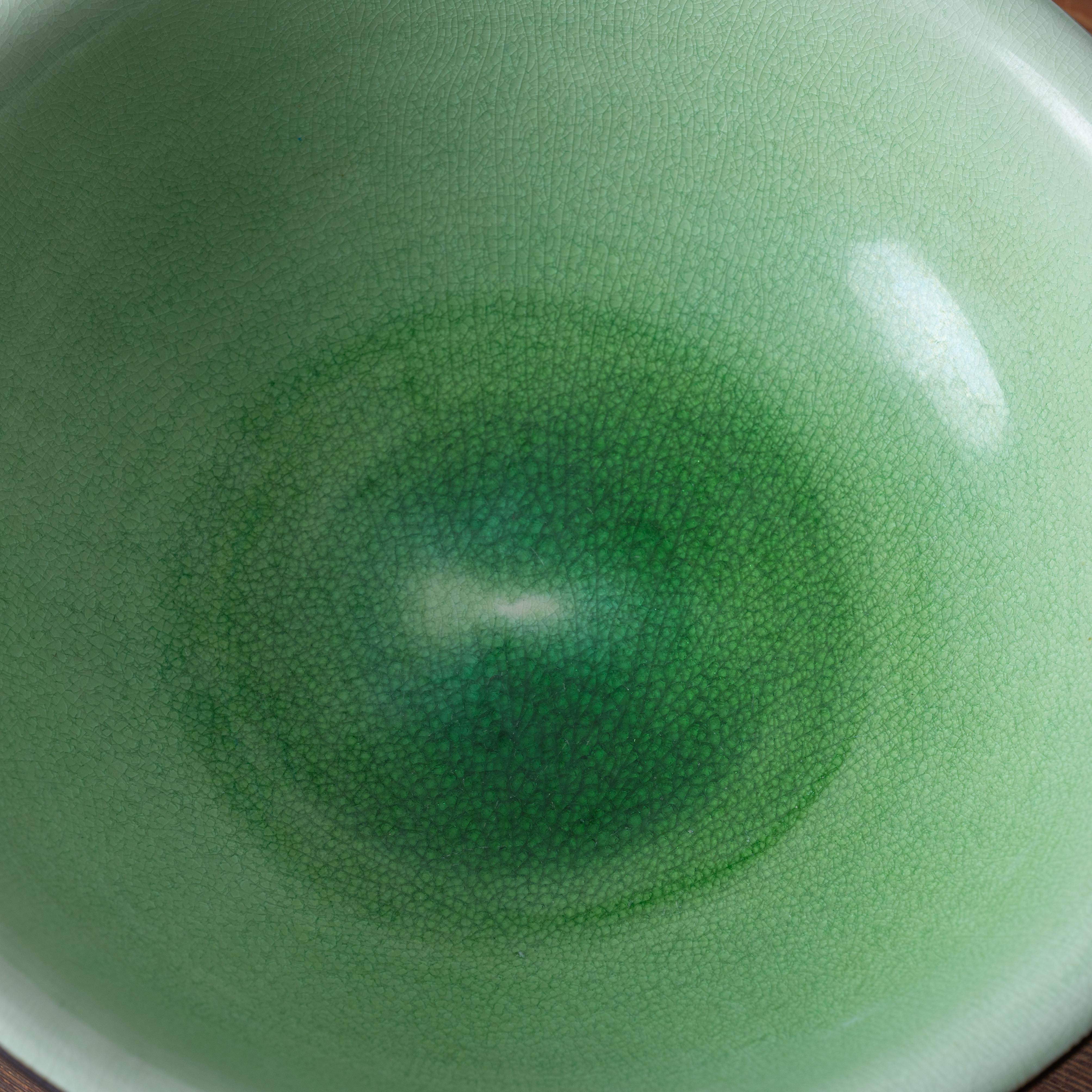 Cuenco japonés con pie, esmaltado en verde craquelado, mediados del siglo XX en Bueno estado para la venta en Savannah, GA