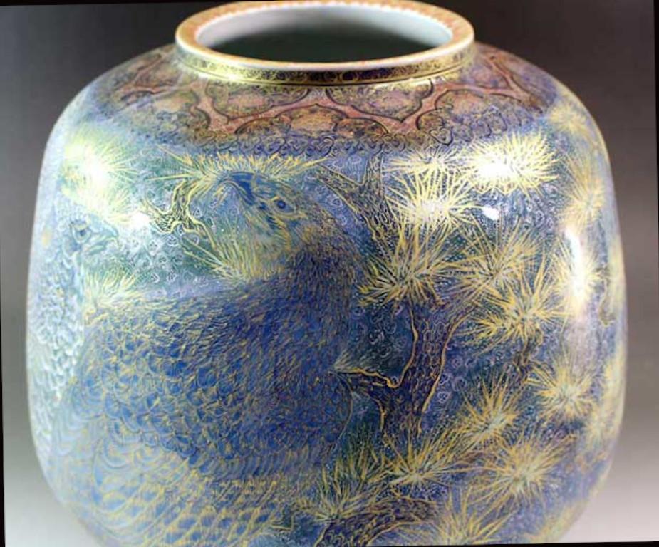 Außergewöhnliche Vase aus zeitgenössischem japanischem Porzellan, ein Meisterwerk aus der exklusiven Signatur-Kollektion des Künstlers, extrem aufwendig handbemalt in Blau, Grün, Schwarz und Gold von einem hochgelobten Porzellanmeister aus der