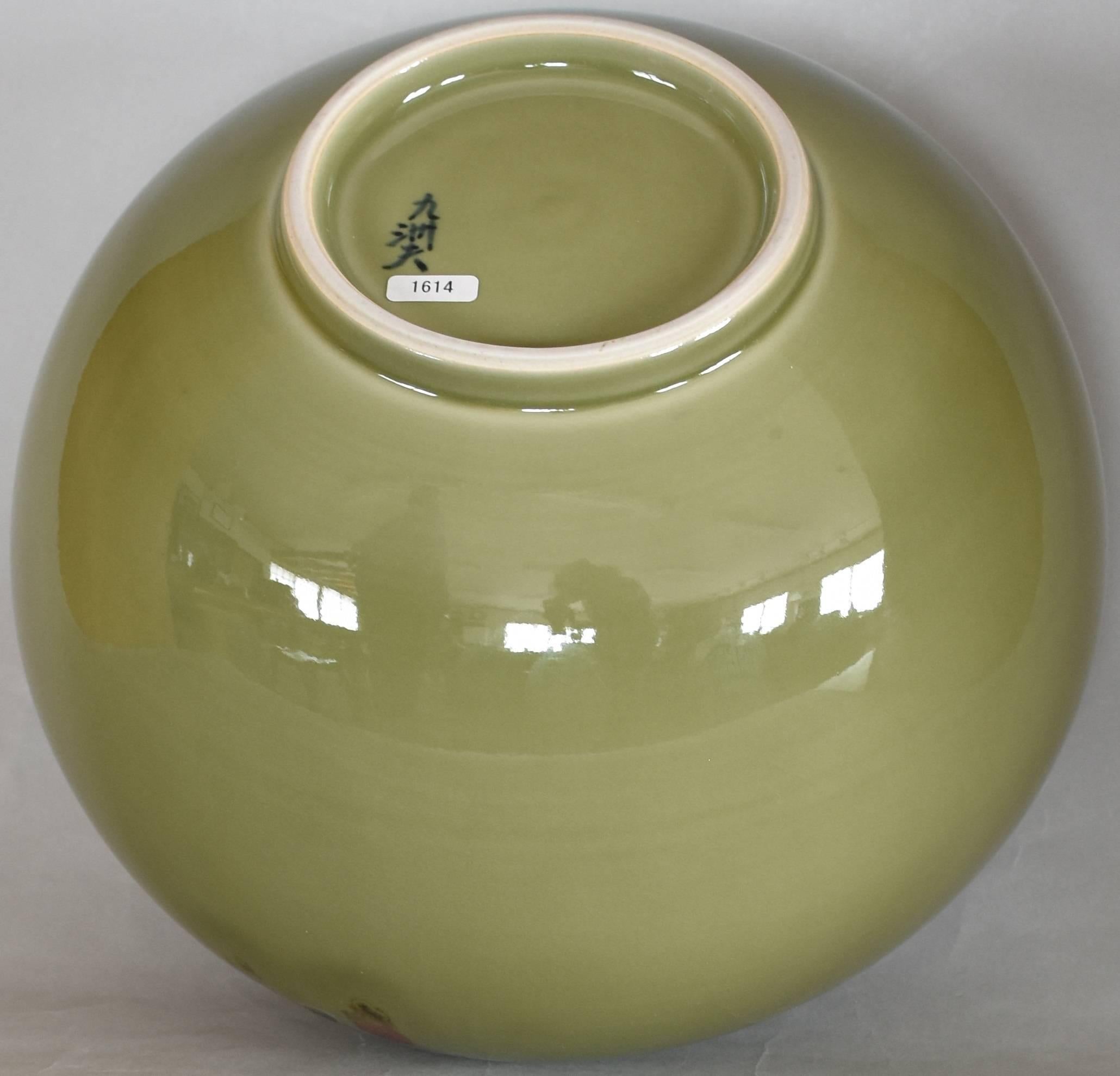 Green Hand-Glazed Porcelain Vase by Contemporary Japanese Master Artist In New Condition In Takarazuka, JP
