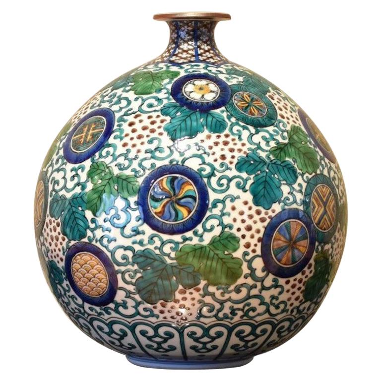 Vase japonais en porcelaine verte et marron par un maître artiste contemporain