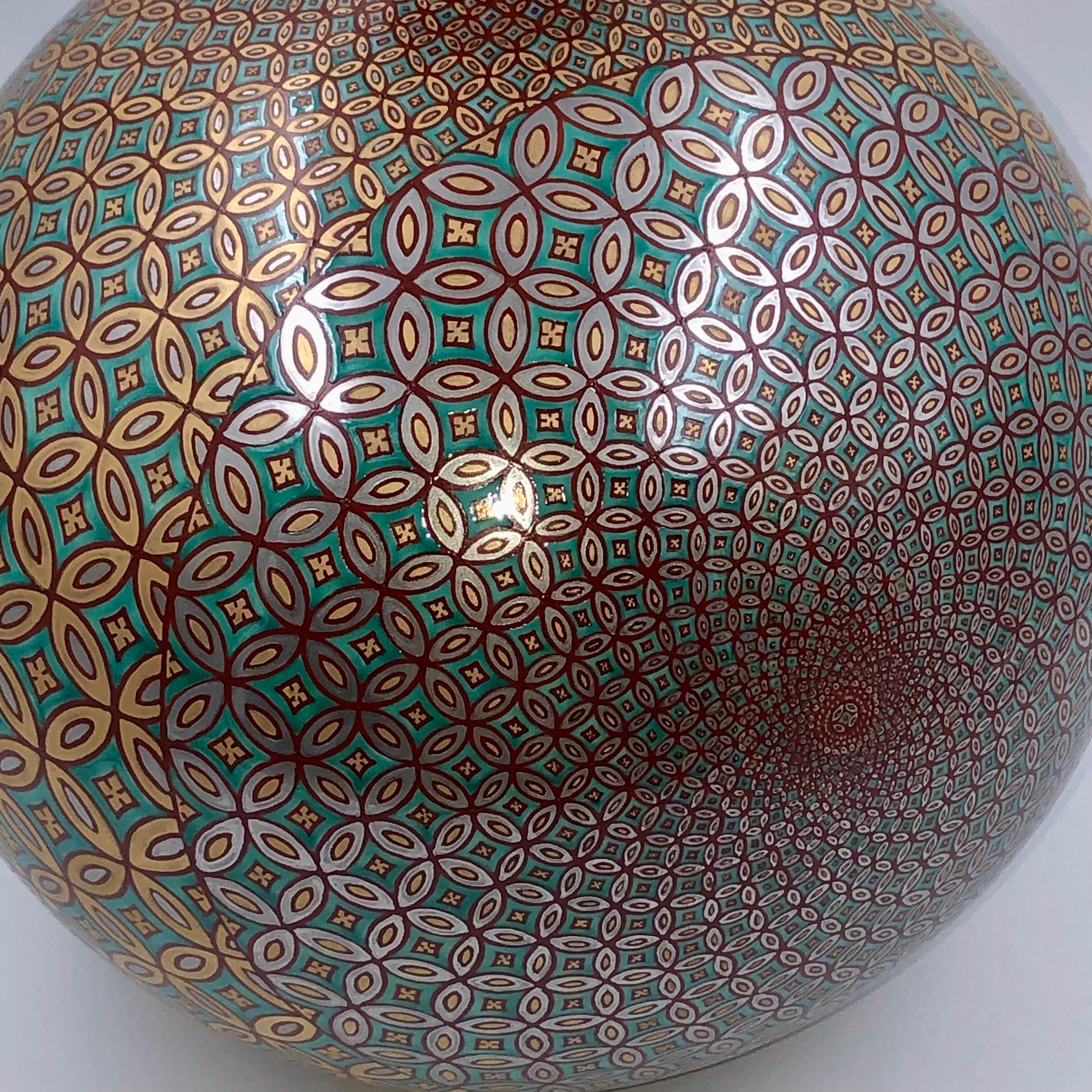 Extraordinaire vase en porcelaine décorative japonaise contemporaine de qualité muséale, peint à la main de manière extrêmement complexe sur un corps globulaire de forme étonnante en vert émeraude vif, rouge et crème avec une application généreuse