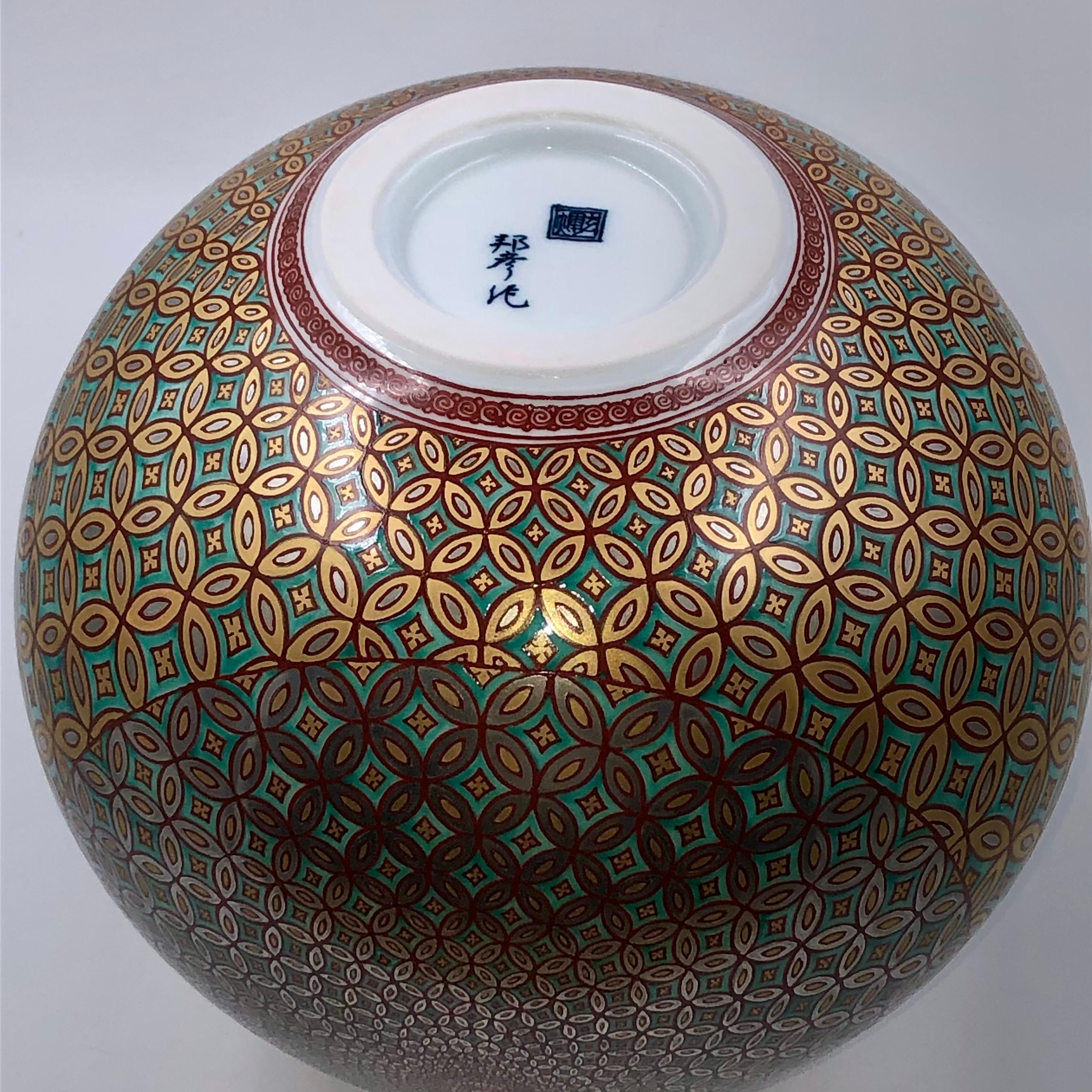 Japonais Vase japonais en porcelaine vert rouge or platine par un maître artiste en vente