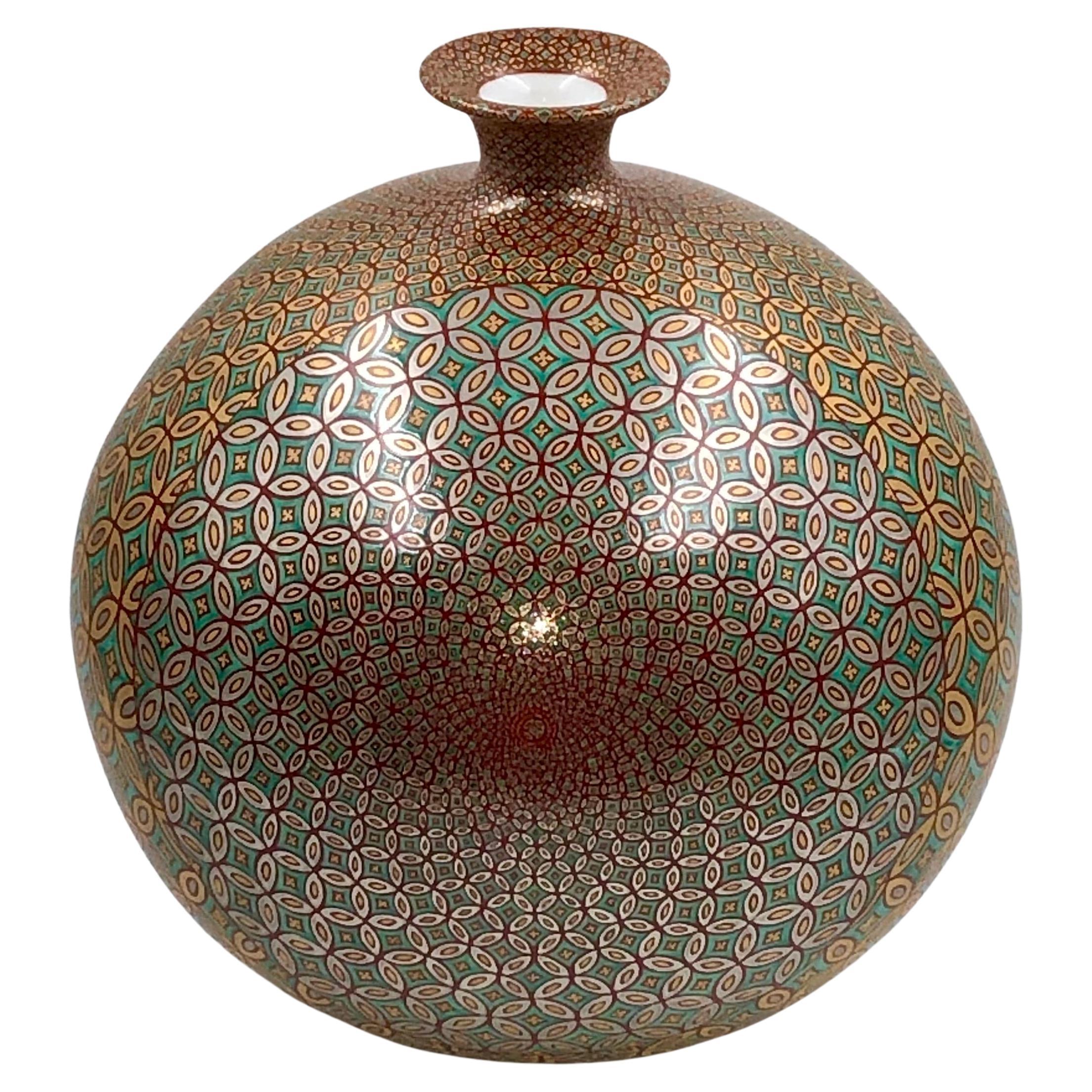 Vase japonais en porcelaine vert rouge or platine par un maître artiste en vente
