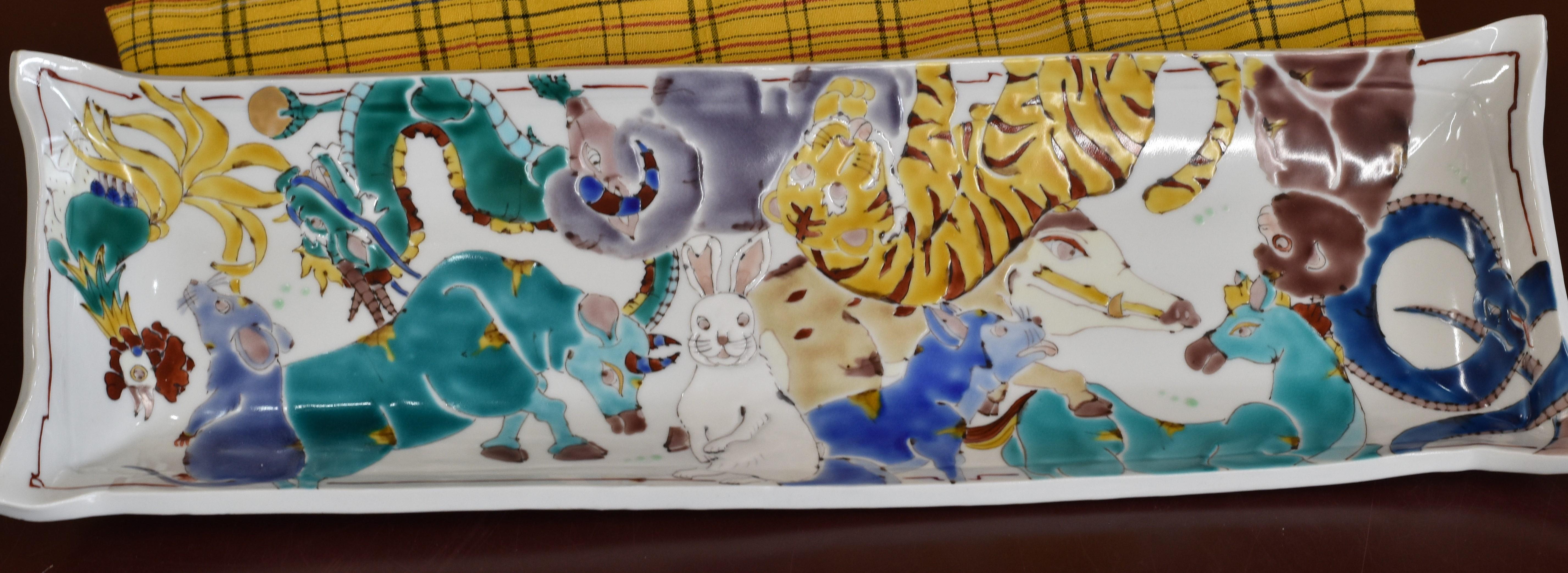Exquisites zeitgenössisches japanisches Porzellangeschirr in eleganter rechteckiger Form, eines der Meisterwerke des Künstlers, das chinesische Zodiac-Tiere darstellt. Das Ladegerät dient als perfekte Leinwand für die Darstellung der 12 Tiere des
