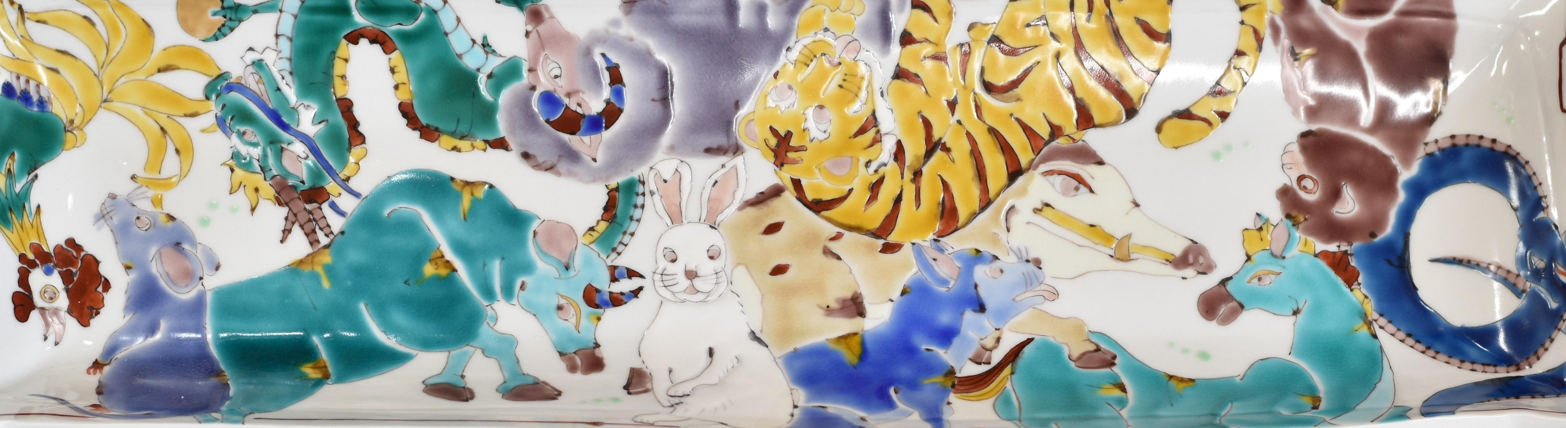 Japanische Grün-Gelb-Lila-Porzellan-Wandhalter von Masterly Artist, 2 (Handgefertigt) im Angebot