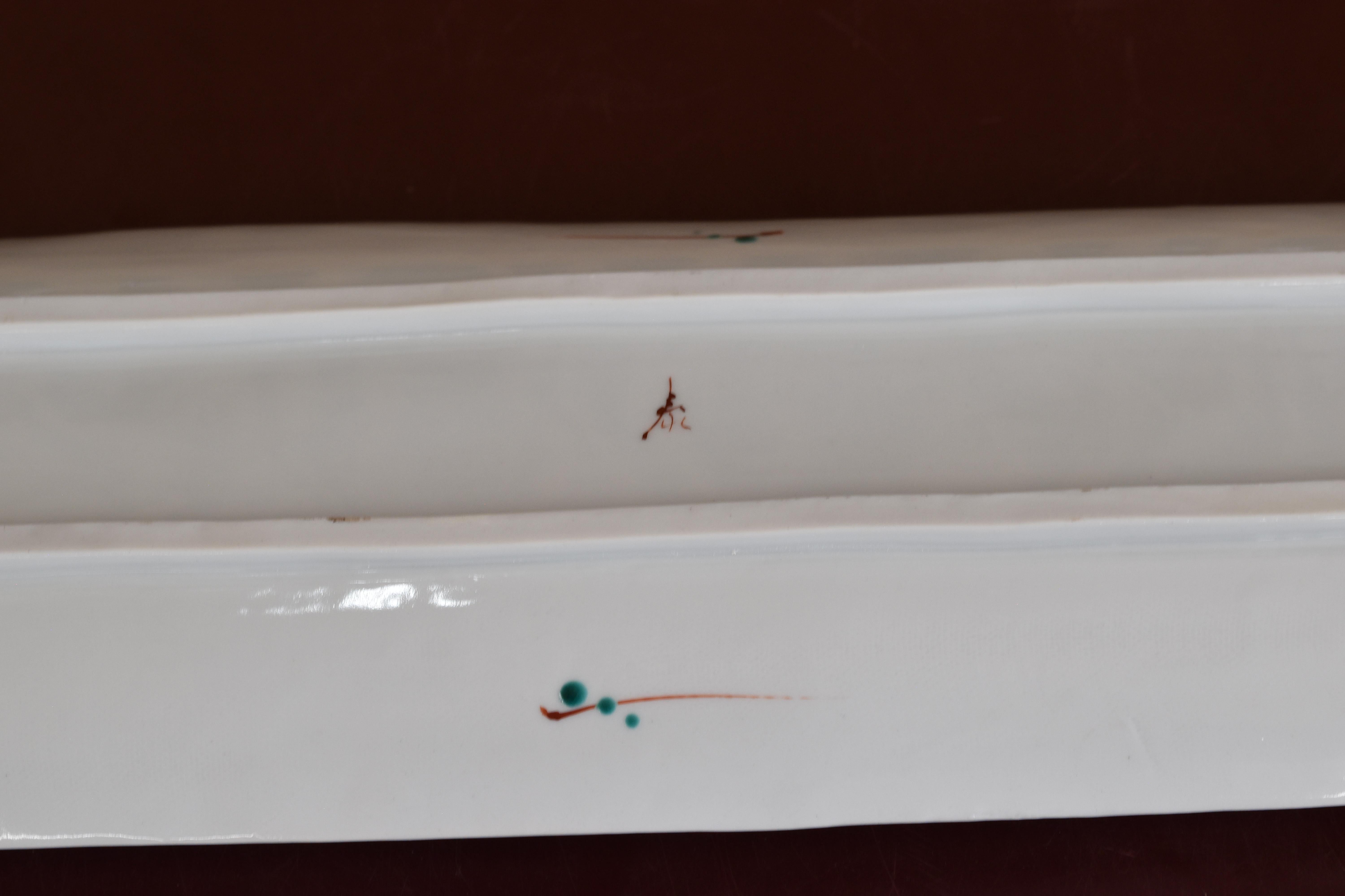 Japanische Grün-Gelb-Lila-Porzellan-Wandhalter von Masterly Artist, 2 im Angebot 2