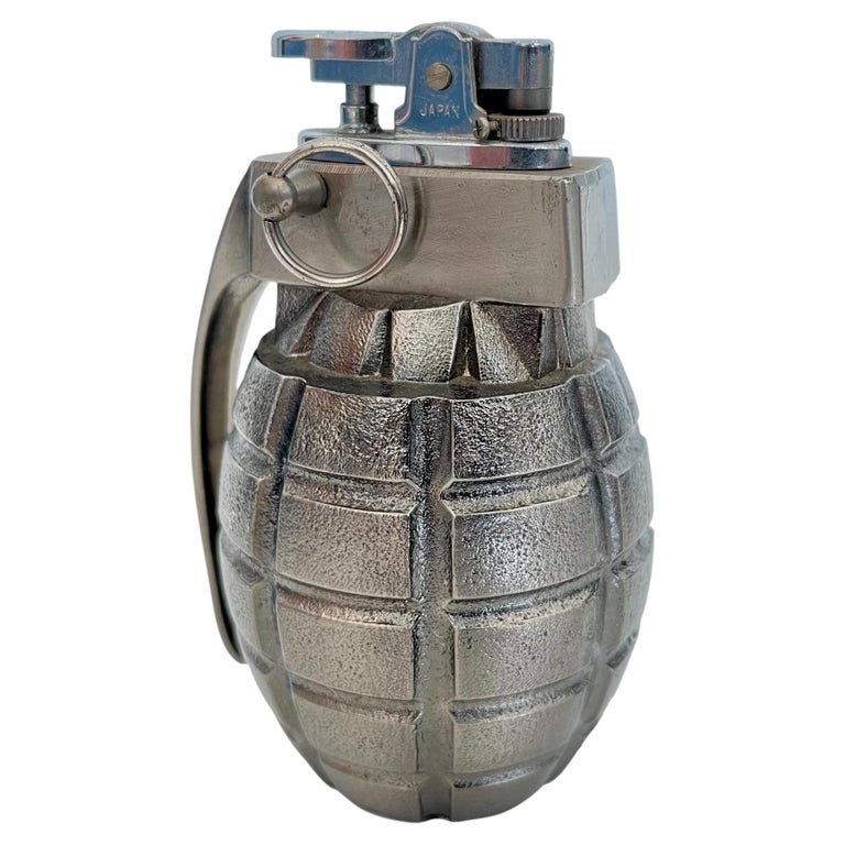 Japanisches Grenade-Feuerzeug im Angebot bei 1stDibs