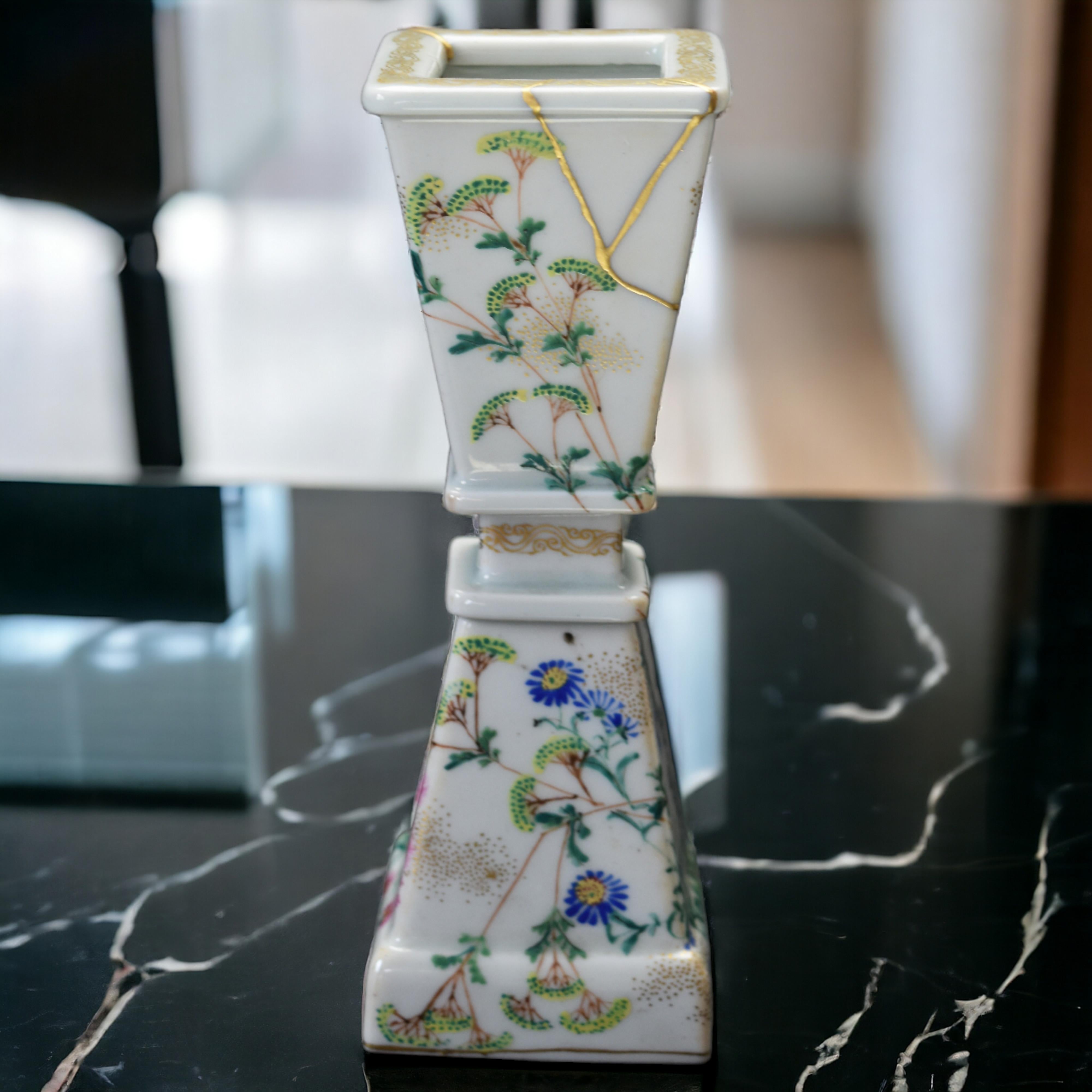 

Questo grazioso vaso alto 15 cm proviene dal Giappone.

La sua forma è chiamata 