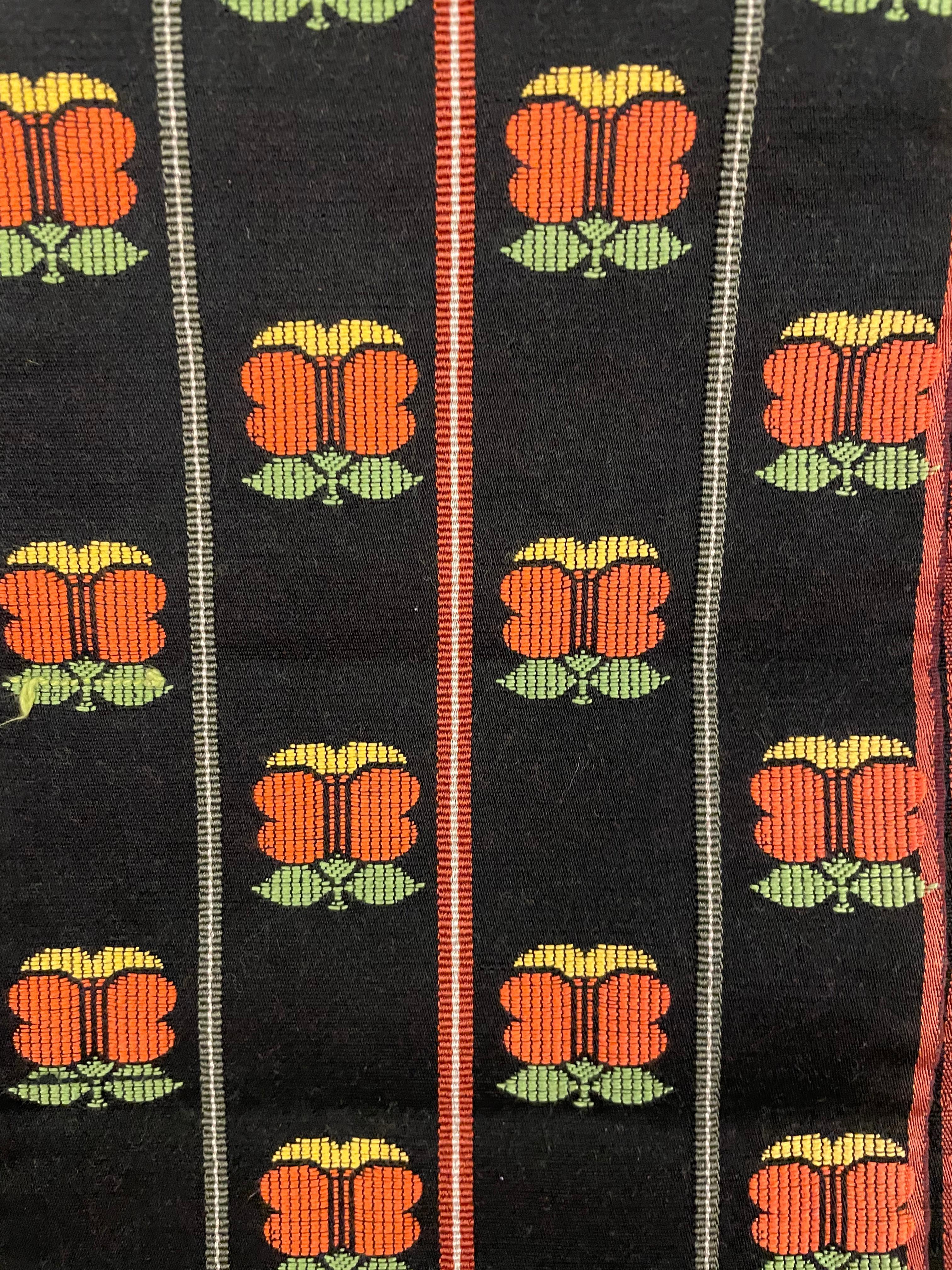 Se trata de un hermoso cinturón de Kimono japonés llamado 'Han haba obi'.
Ambos lados tienen motivos, pero motivos diferentes. Es un cinturón para kimono, pero puedes utilizarlo como camino de mesa o decoración de pared. 

Los hanhaba obi son un
