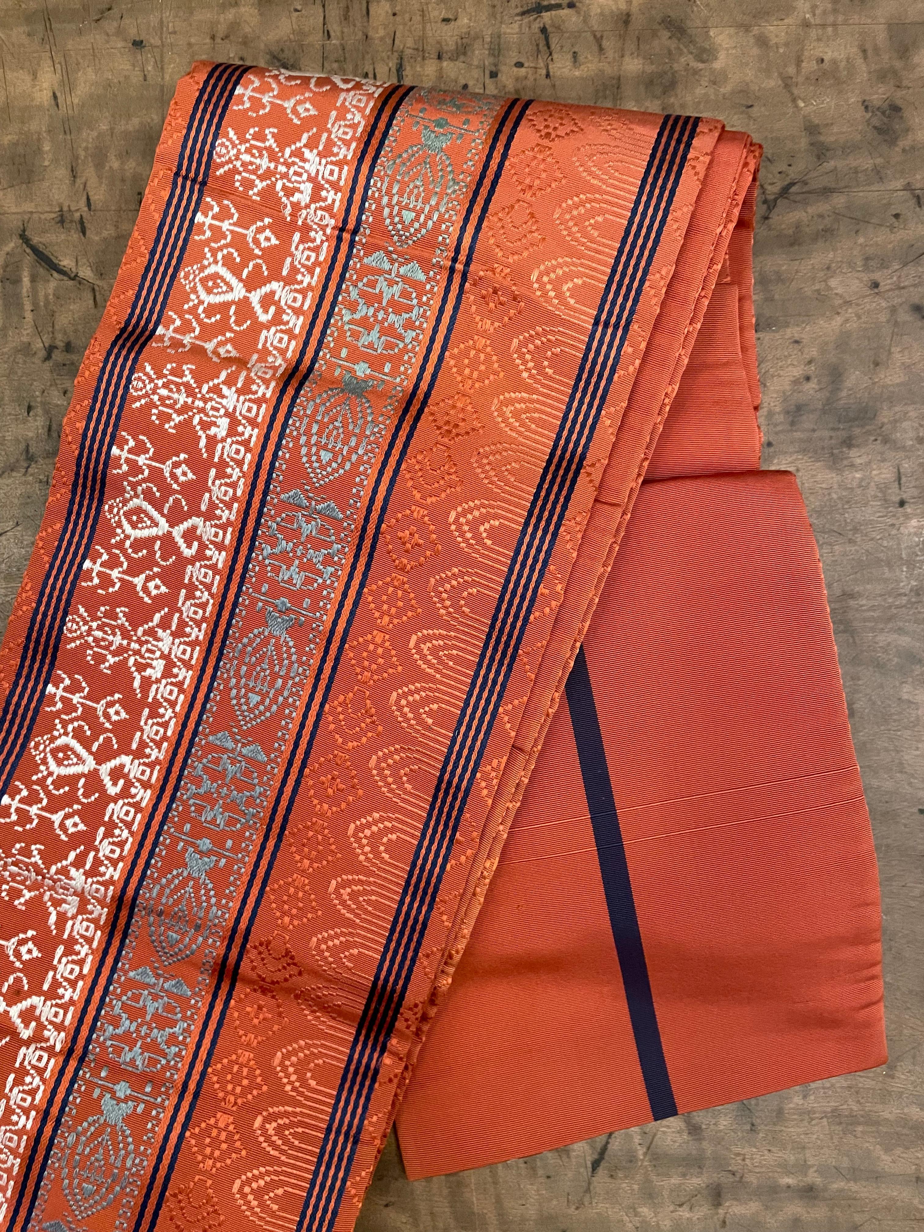 Japonais Ceinture de kimono japonaise Hanhaba Obi orange avec broderie des années 1980 en vente