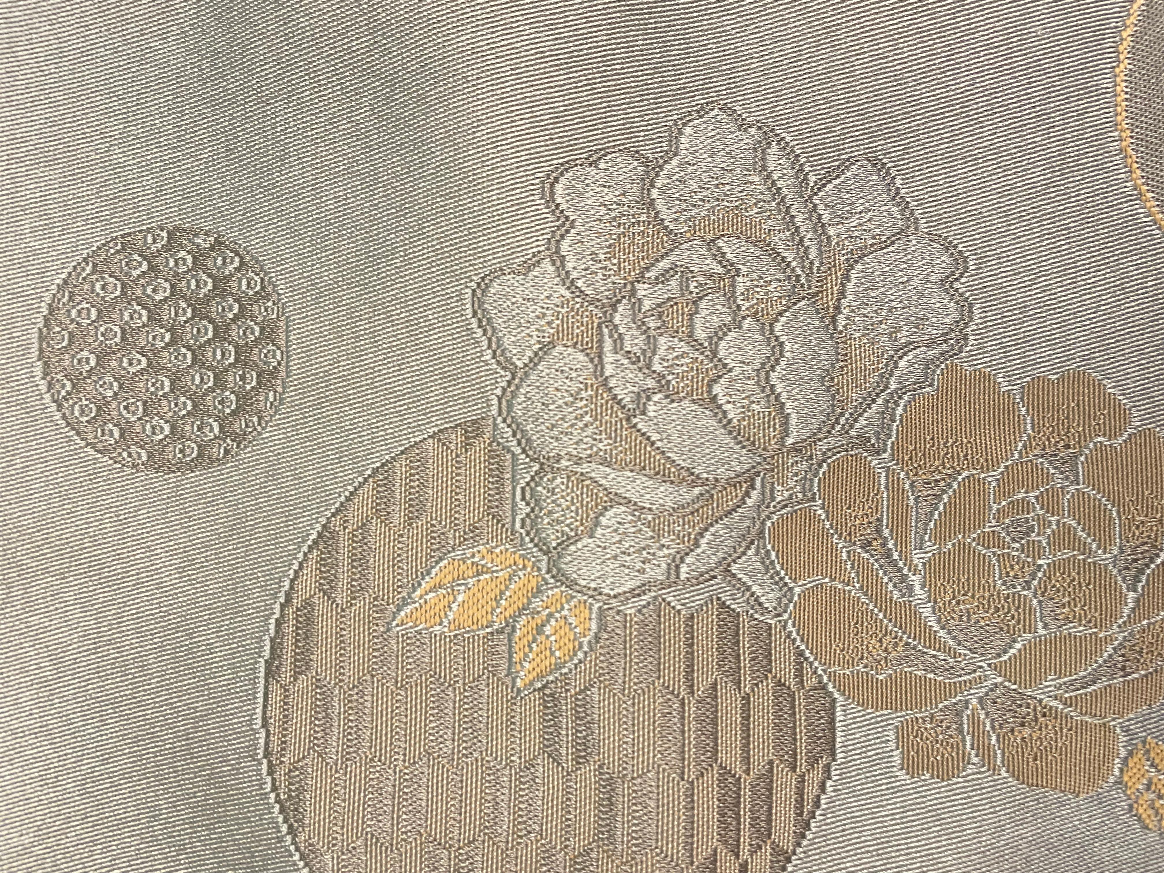 Il s'agit d'une magnifique ceinture de kimono japonaise appelée 