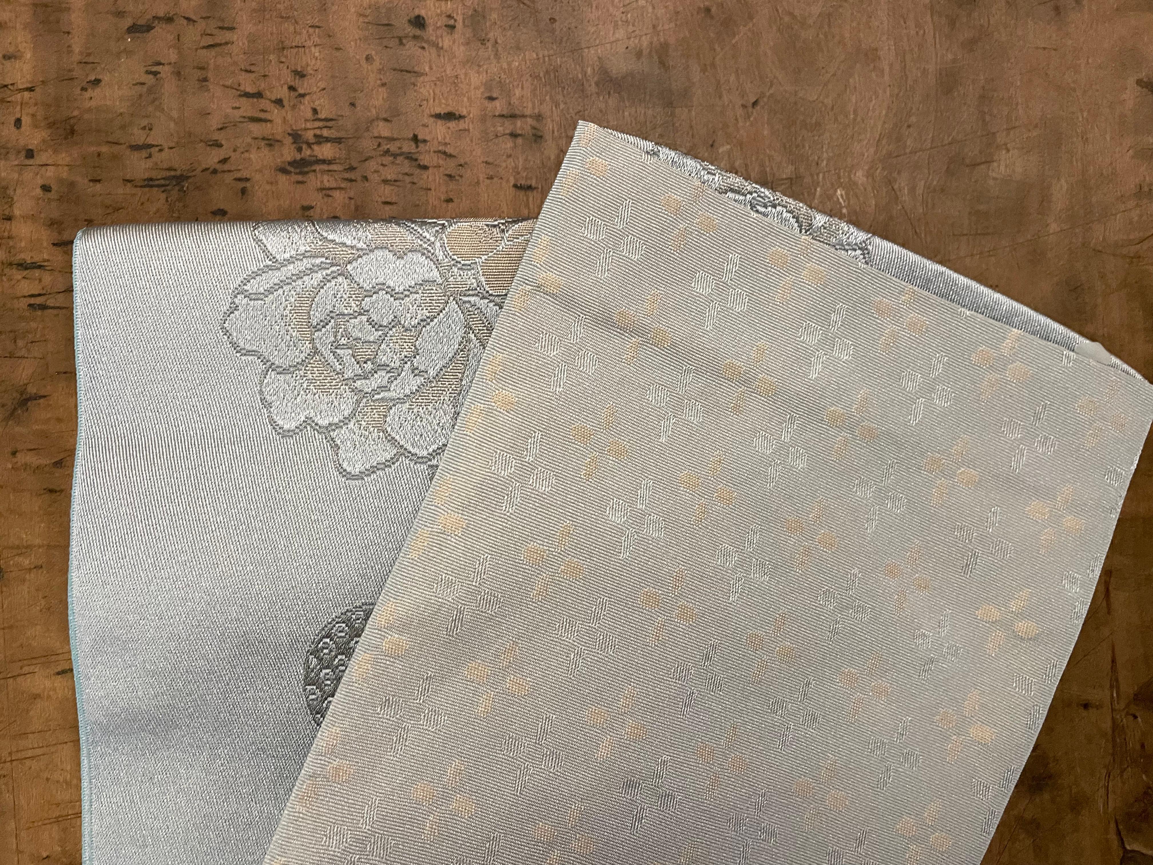 Japonais Ceinture de kimono japonaise Hanhaba Obi bleu ciel avec rose des années 1980 en vente