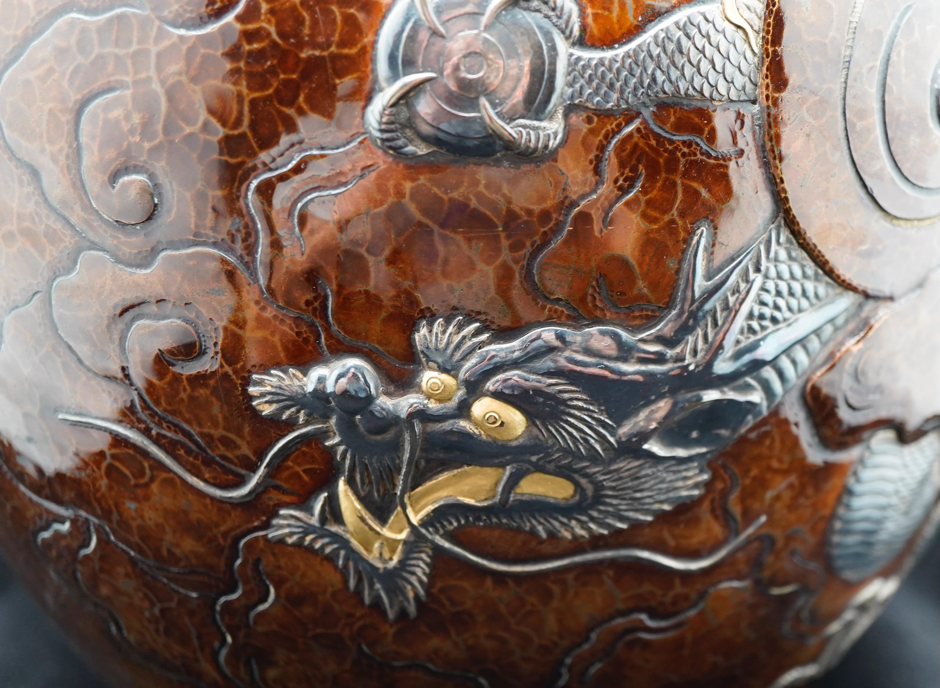 Vaso giapponese in rame martellato e intarsio di metalli misti del periodo Meiji. Il vaso ha il motivo di un  drago d'argento e shaudo tra le nuvole. Esecuzione precisa. Firme di orsi sul fondo. 