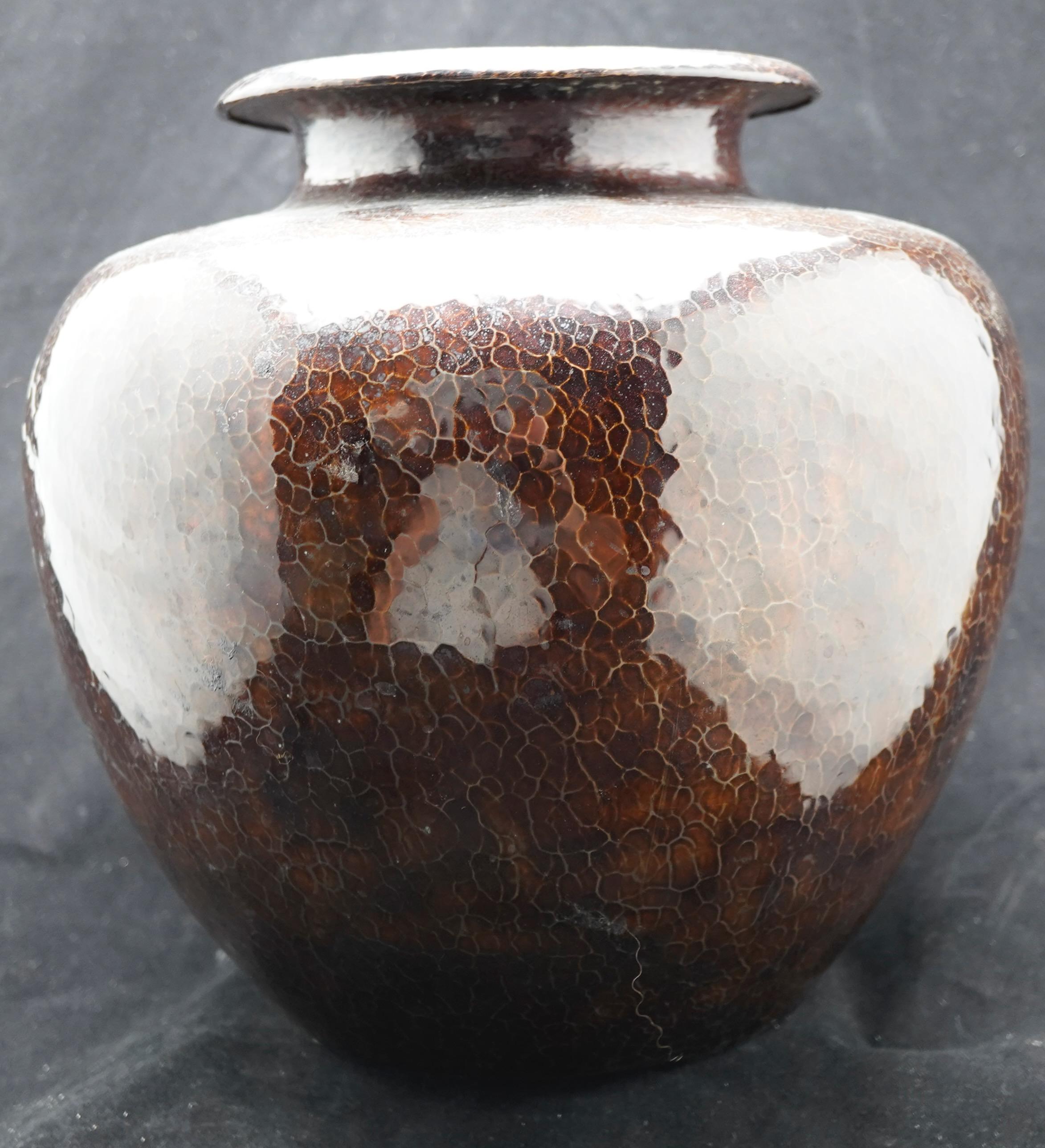 Vaso giapponese in rame martellato e metallo misto del periodo Meiji. In condizioni ottime in vendita a Sarasota, FL