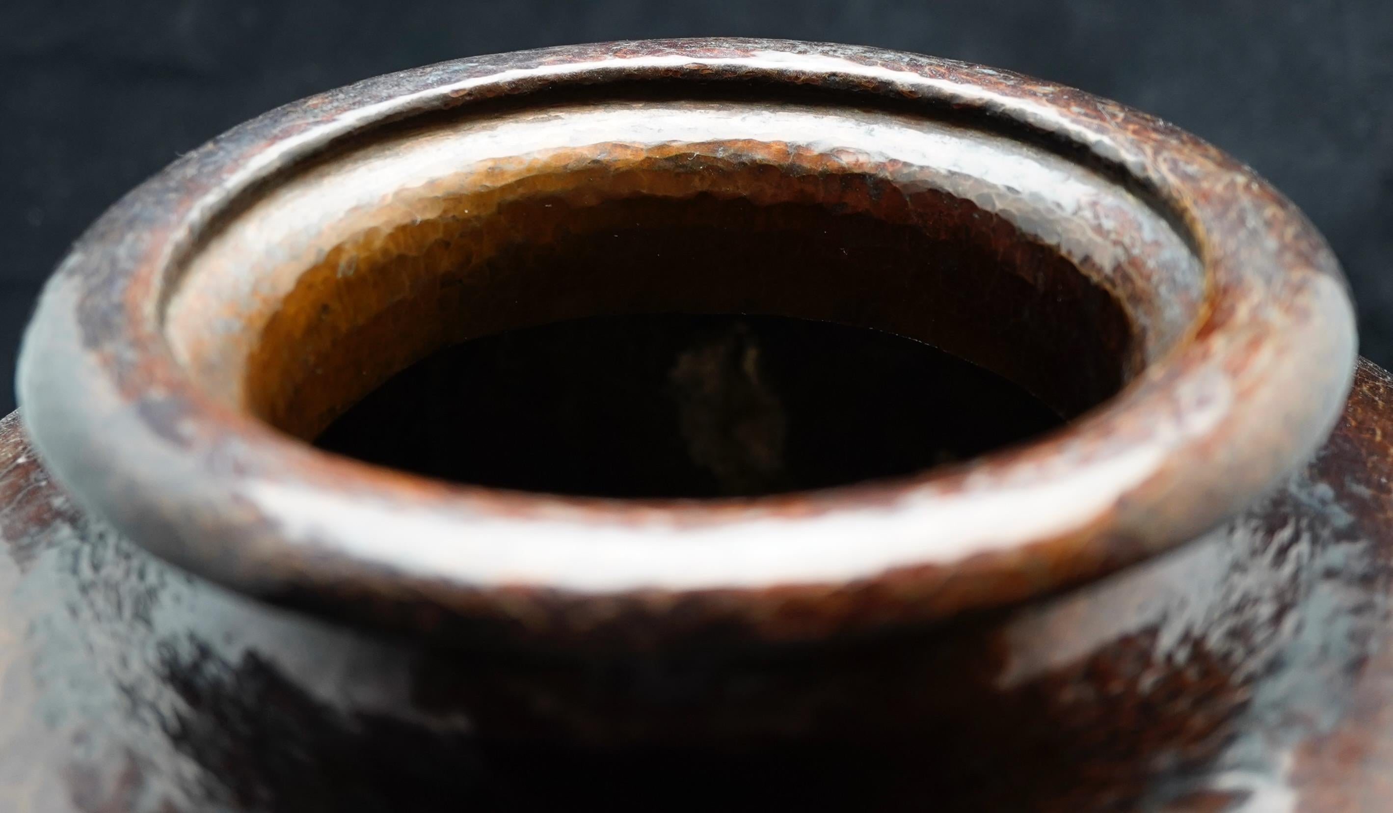 XIX secolo Vaso giapponese in rame martellato e metallo misto del periodo Meiji. in vendita