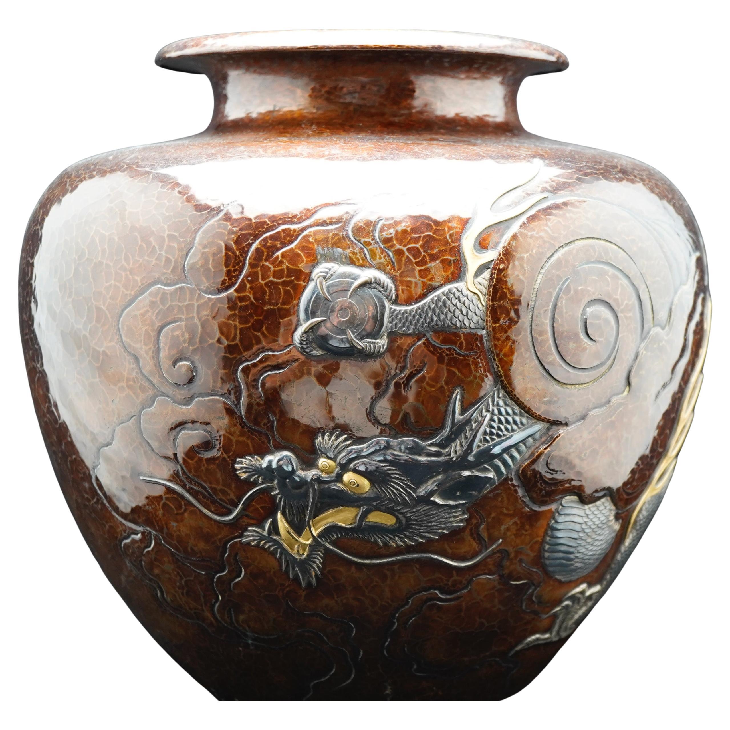 Vase japonais en cuivre martelé et métal mixte de la période Meiji.