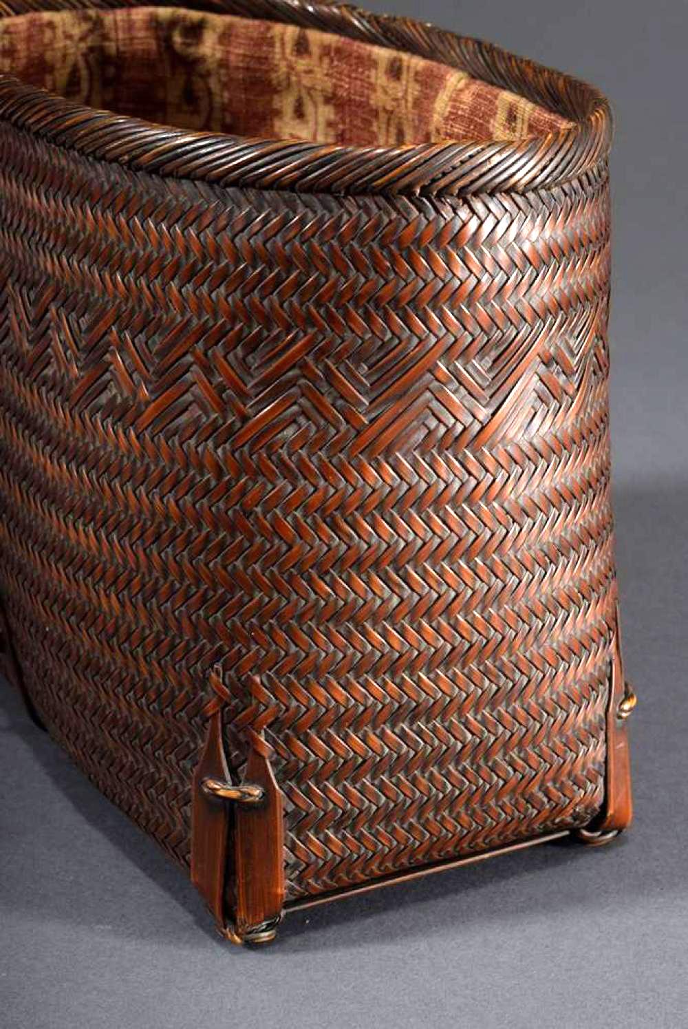 This small elegant woven bamboo basket was meant to be a hand-hold bag with its brocade interior (which appears original). It was made by Suzuki Gengensai (1891-1950) circa 1910-20s. Suzuki Gengensai was from Kansai region and active in Osaka. He