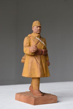 Escultura de un soldado de arte popular japonés tallada a mano, de los años 20 a los 40 / Figurita