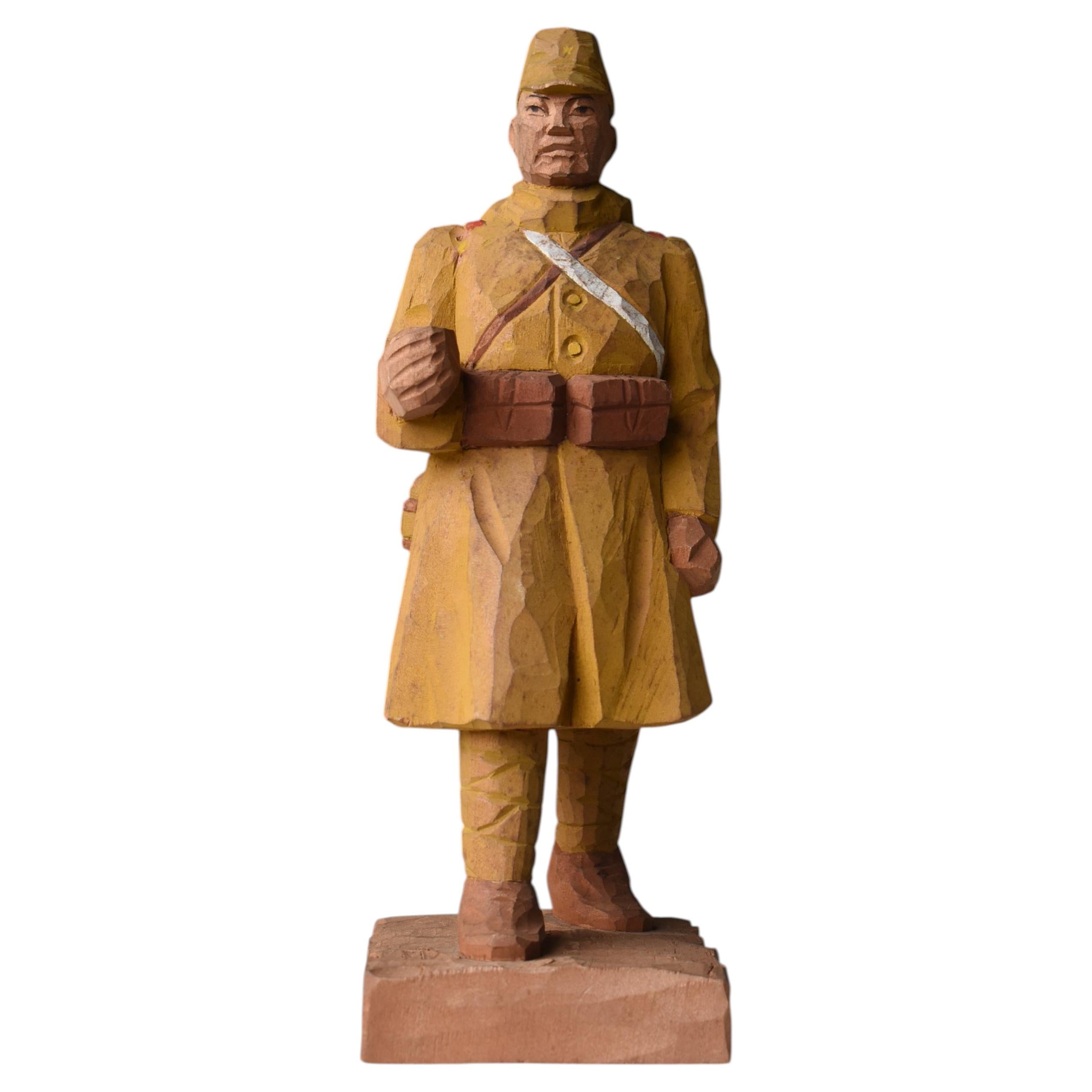 Handgeschnitzte japanische Volkskunst-Soldatenfigur aus den 1920er- bis 1940er-Jahren / Figur / Objekt