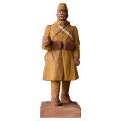 Escultura de un soldado de arte popular japonés tallada a mano, de los años 20 a los 40 / Figurita